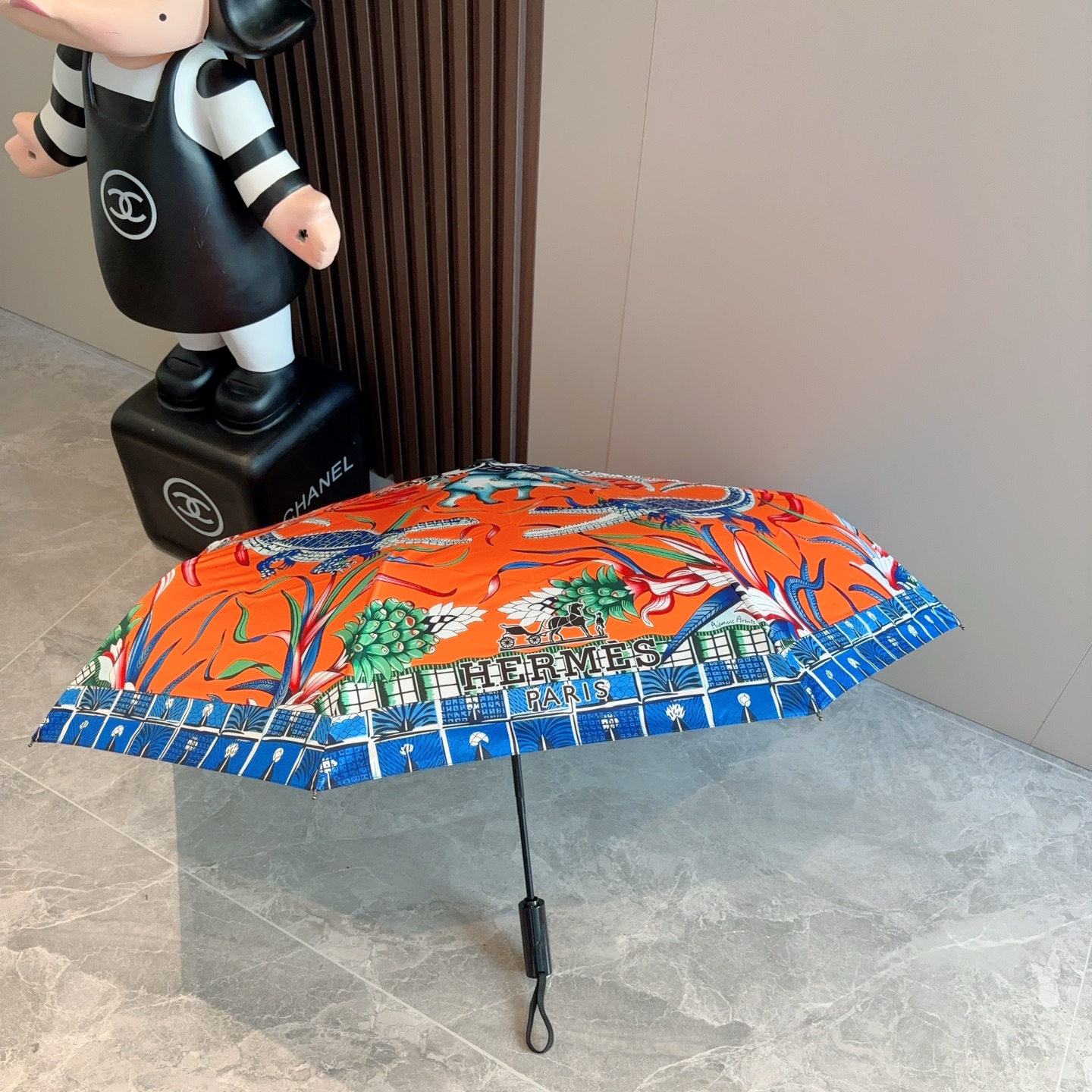 爱马仕（Hermès）   新款 极品H家三折自动伞重磅呈现 以其精湛的工艺技术和源源不断的想像力 新涂