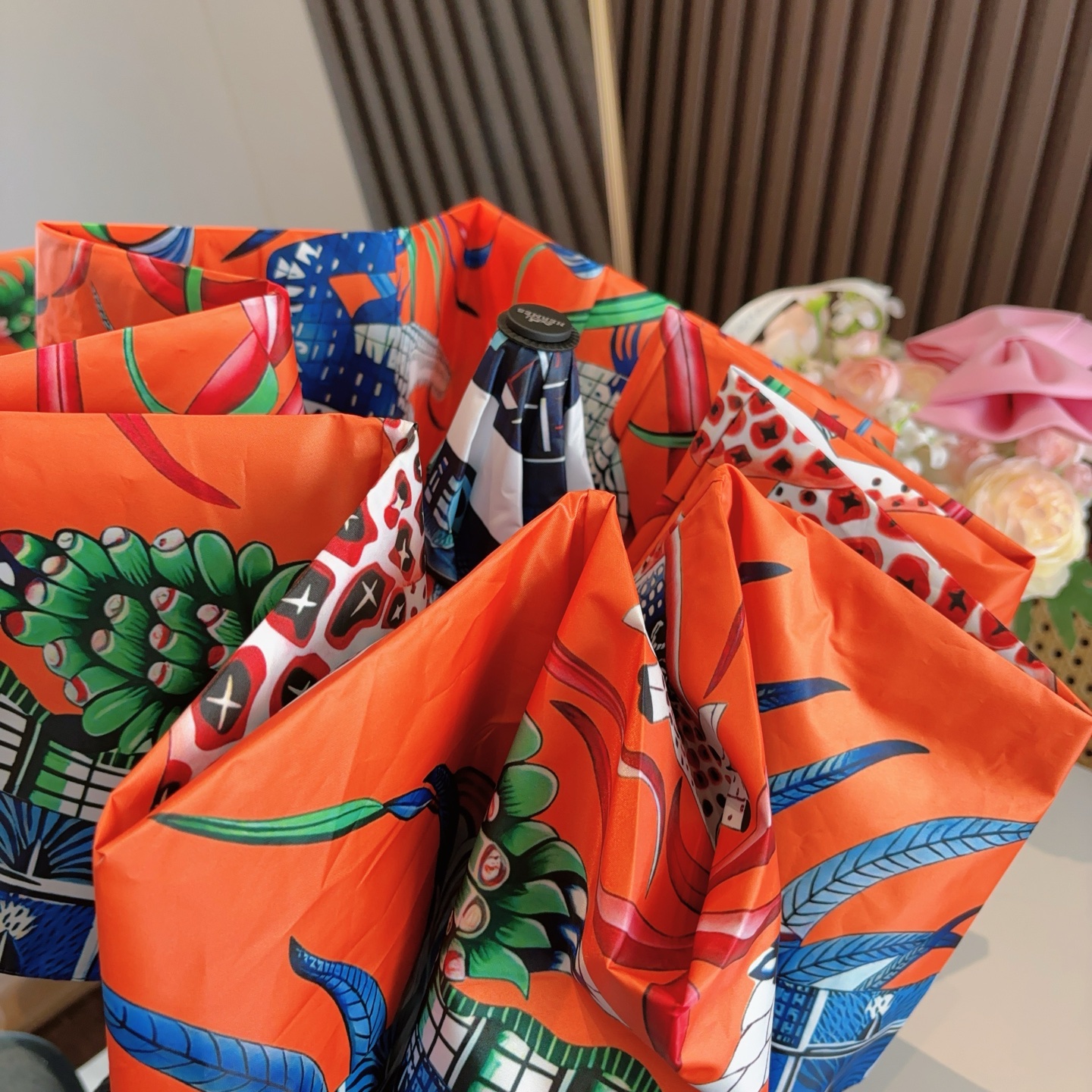 爱马仕（Hermès）   新款 极品H家三折自动伞重磅呈现 以其精湛的工艺技术和源源不断的想像力 新涂