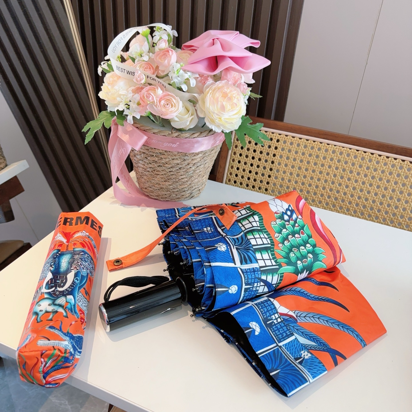 爱马仕（Hermès）   新款 极品H家三折自动伞重磅呈现 以其精湛的工艺技术和源源不断的想像力 新涂