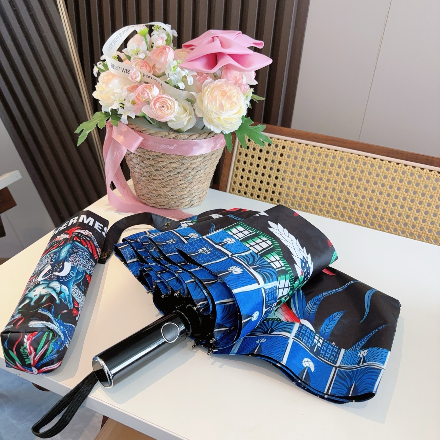 爱马仕（Hermès）   新款 极品H家三折自动伞重磅呈现 以其精湛的工艺技术和源源不断的想像力 新涂
