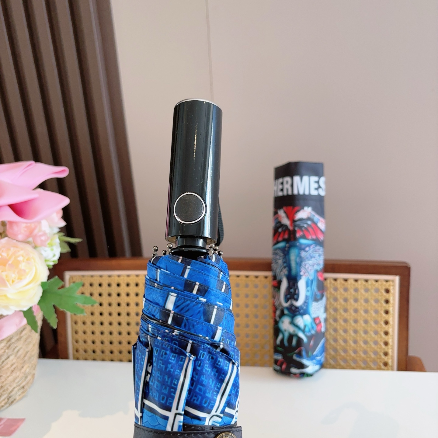 爱马仕（Hermès）   新款 极品H家三折自动伞重磅呈现 以其精湛的工艺技术和源源不断的想像力 新涂