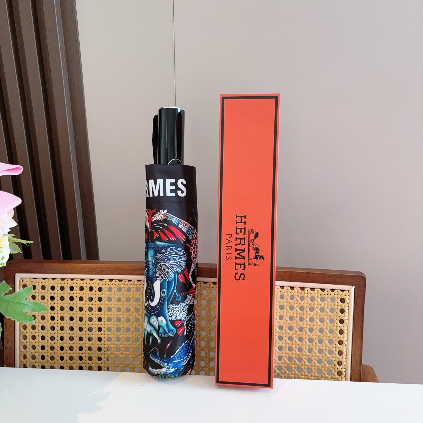 爱马仕（Hermès）   新款 极品H家三折自动伞重磅呈现 以其精湛的工艺技术和源源不断的想像力 新涂