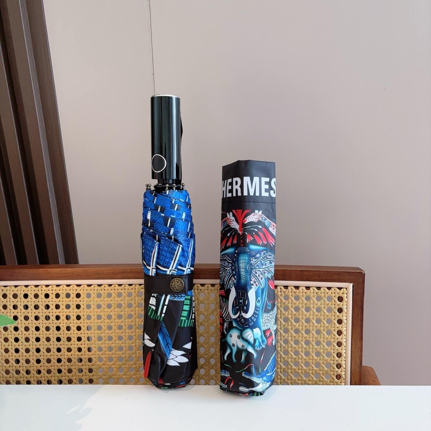 爱马仕（Hermès）   新款 极品H家三折自动伞重磅呈现 以其精湛的工艺技术和源源不断的想像力 新涂