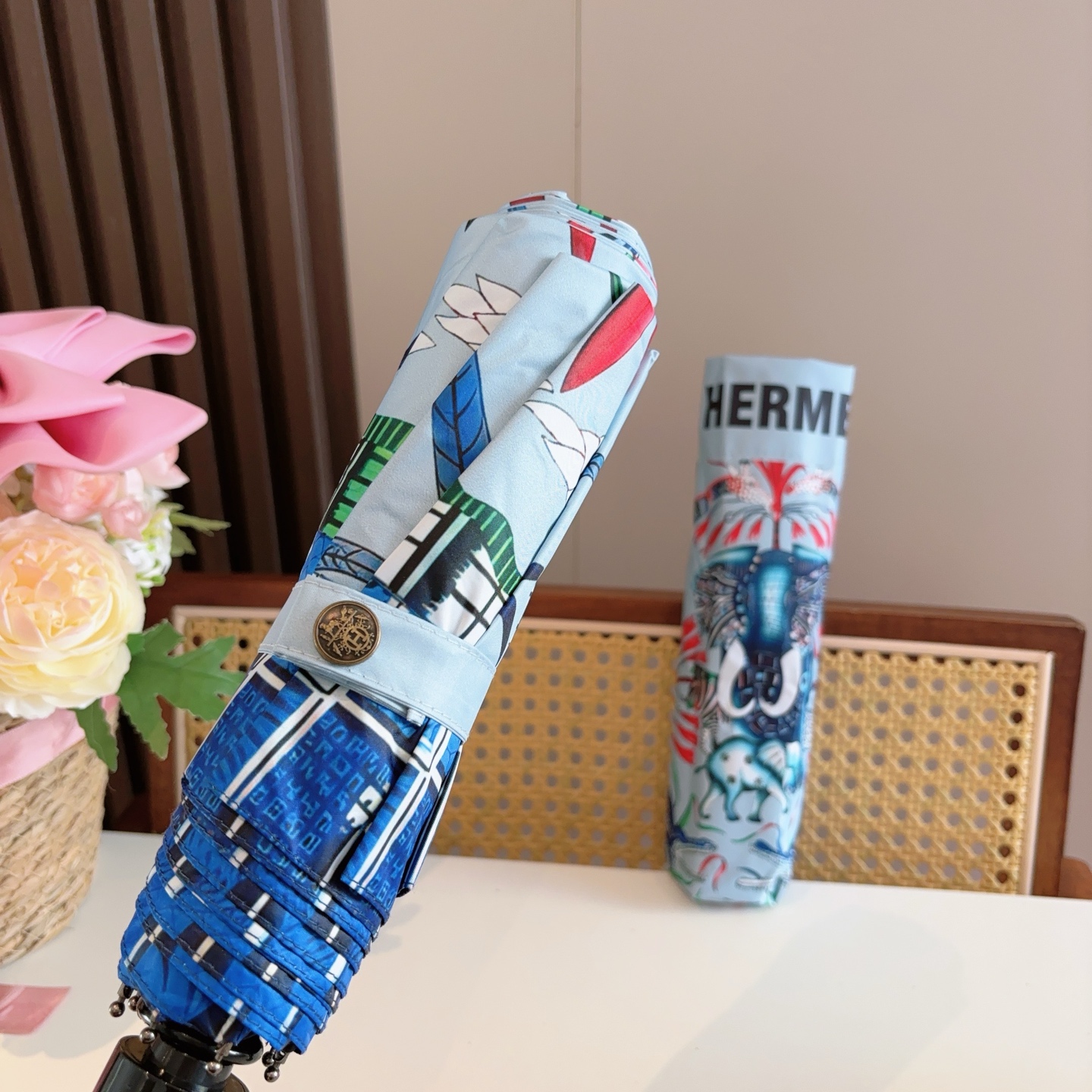 爱马仕（Hermès）   新款 极品H家三折自动伞重磅呈现 以其精湛的工艺技术和源源不断的想像力 新涂
