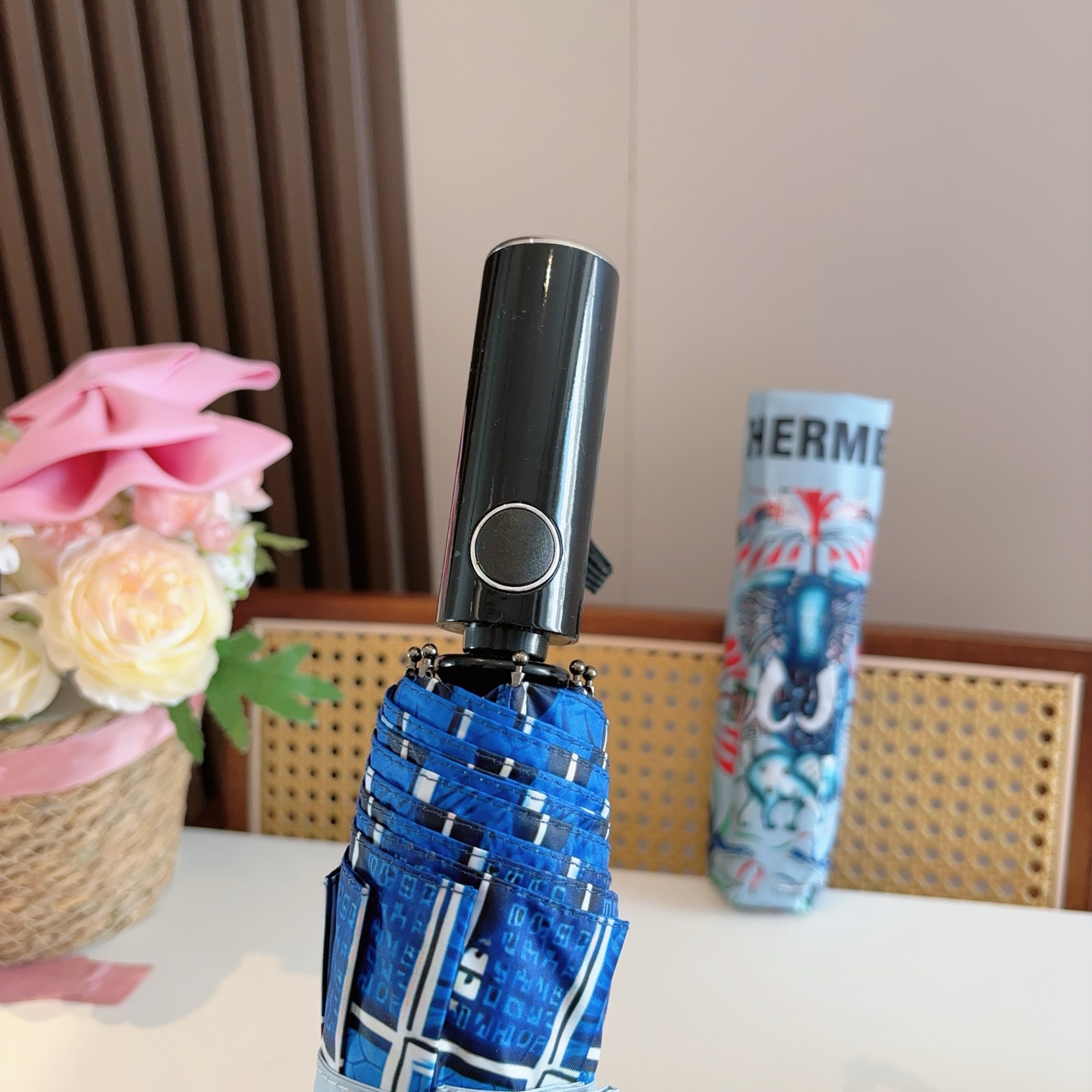 爱马仕（Hermès）   新款 极品H家三折自动伞重磅呈现 以其精湛的工艺技术和源源不断的想像力 新涂