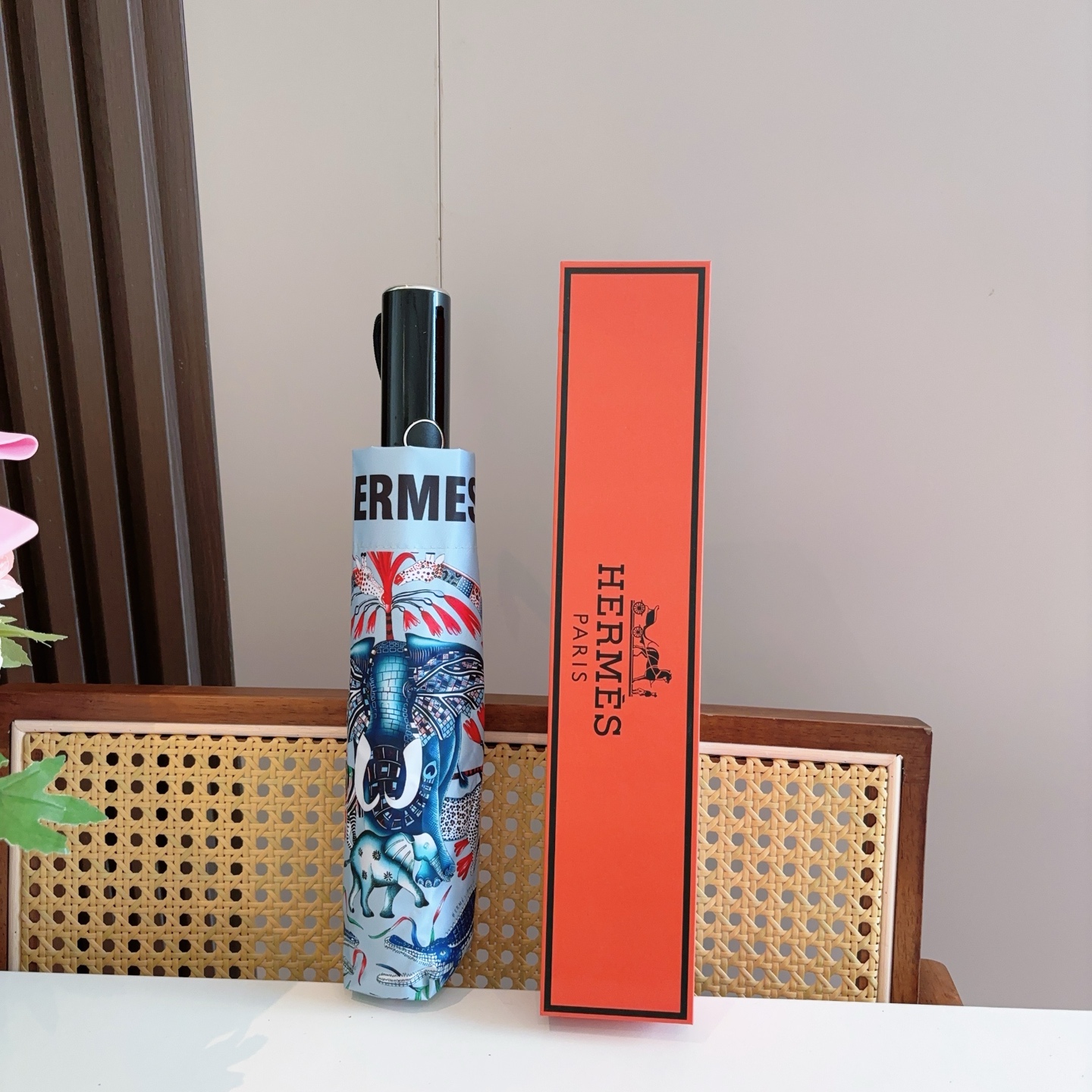 爱马仕（Hermès）   新款 极品H家三折自动伞重磅呈现 以其精湛的工艺技术和源源不断的想像力 新涂