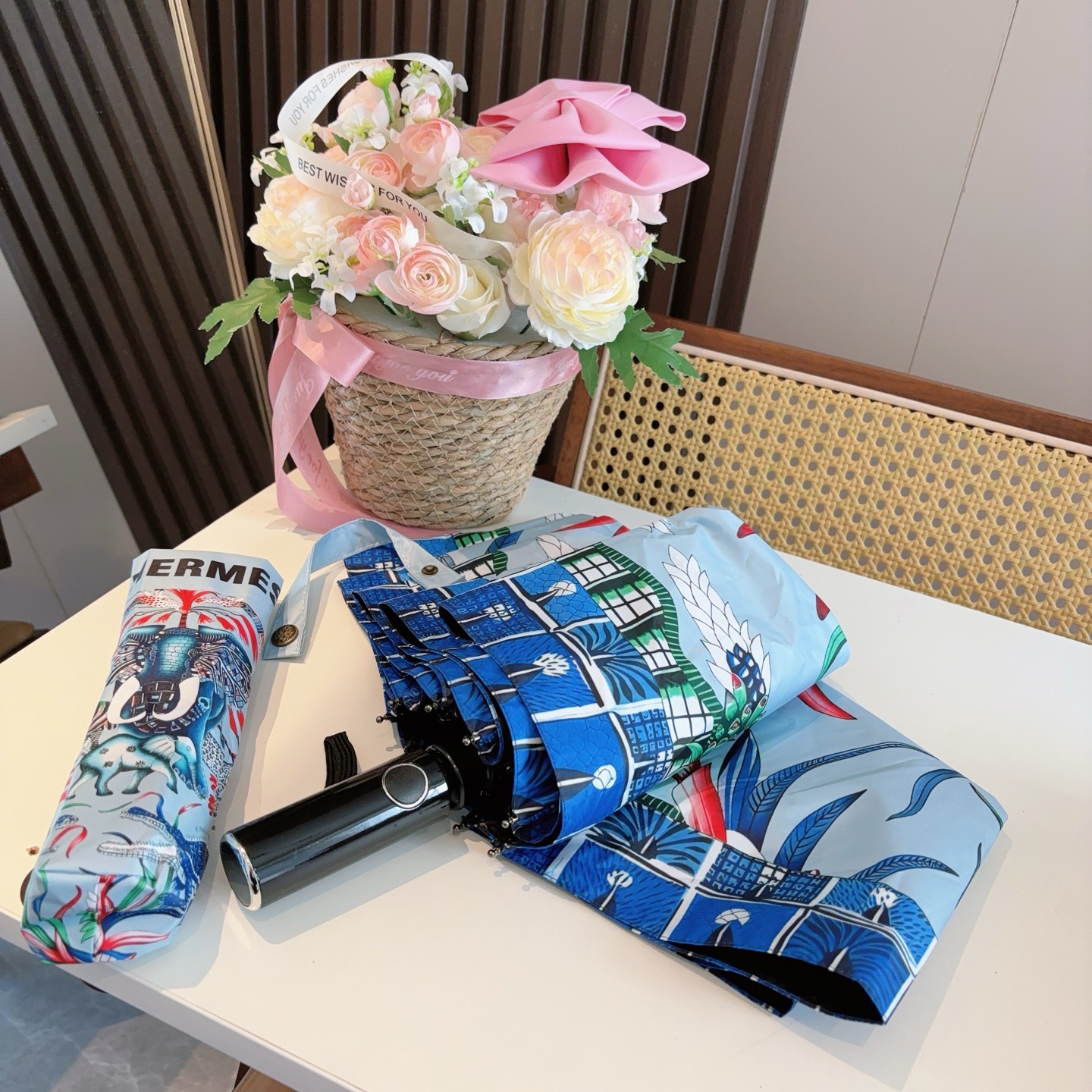 爱马仕（Hermès）   新款 极品H家三折自动伞重磅呈现 以其精湛的工艺技术和源源不断的想像力 新涂