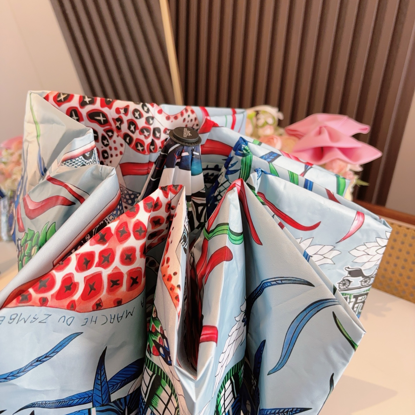 爱马仕（Hermès）   新款 极品H家三折自动伞重磅呈现 以其精湛的工艺技术和源源不断的想像力 新涂