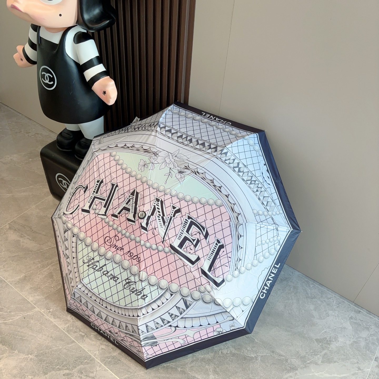 CHANEL（香奈儿）三折自动折叠晴雨伞 集合香奈儿灵魂LOGO为一体的设计风格高雅奢华 带在身上带来
