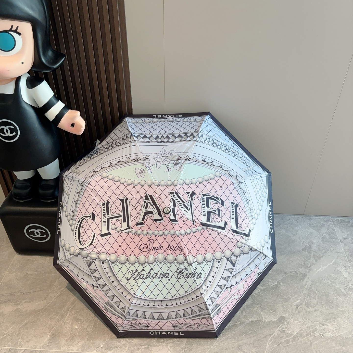  CHANEL（香奈儿）三折自动折叠晴雨伞 集合香奈儿灵魂LOGO为一体的设计风格高雅奢华 带在身上带来