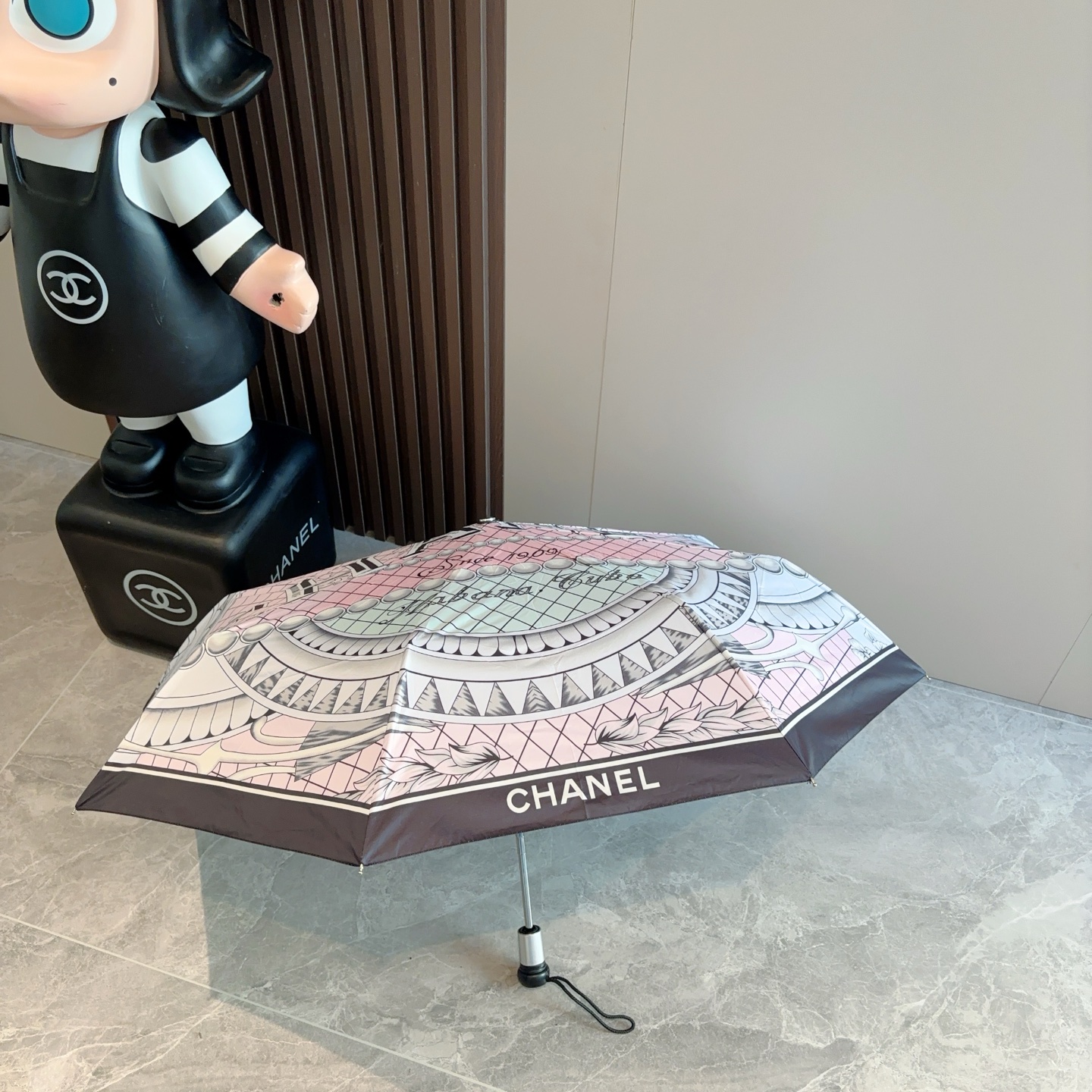 CHANEL（香奈儿）三折自动折叠晴雨伞 集合香奈儿灵魂LOGO为一体的设计风格高雅奢华 带在身上带来