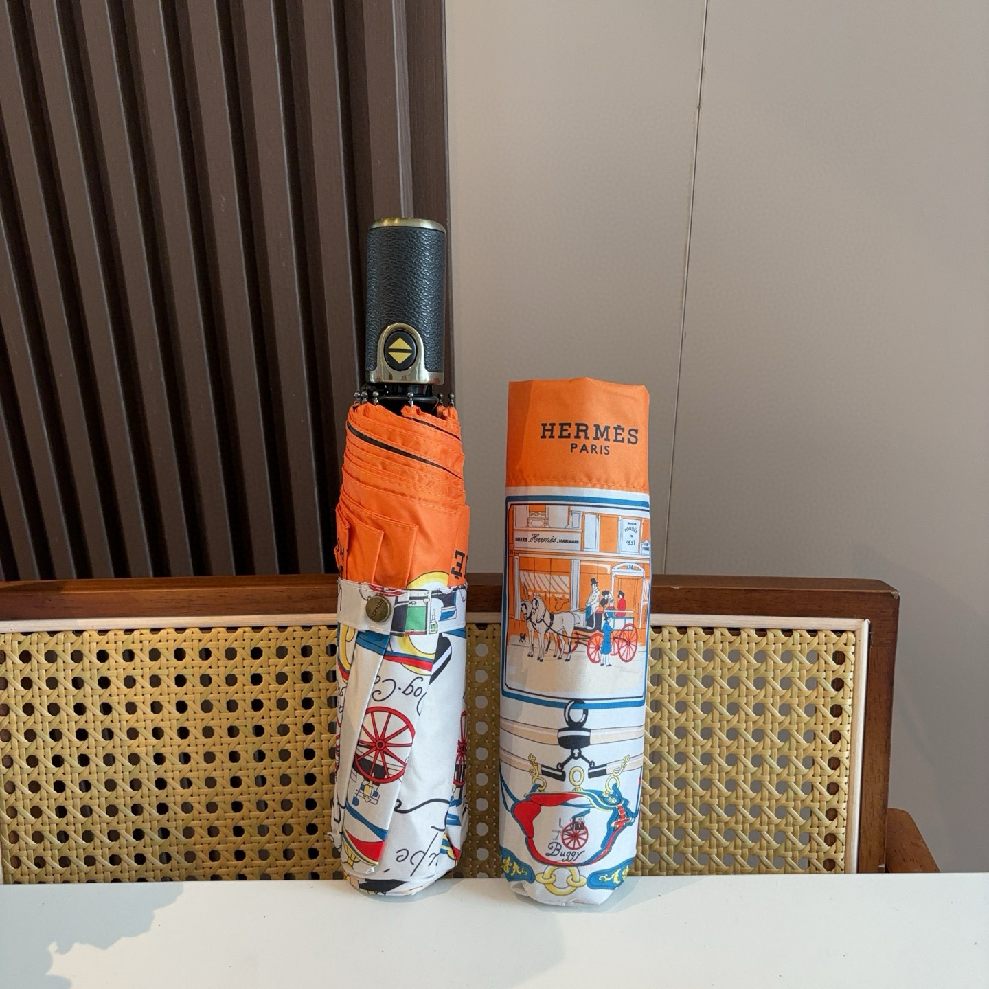 爱马仕（Hermès）   新款 极品H家三折自动伞重磅呈现 以其精湛的工艺技术和源源不断的想像力 新涂