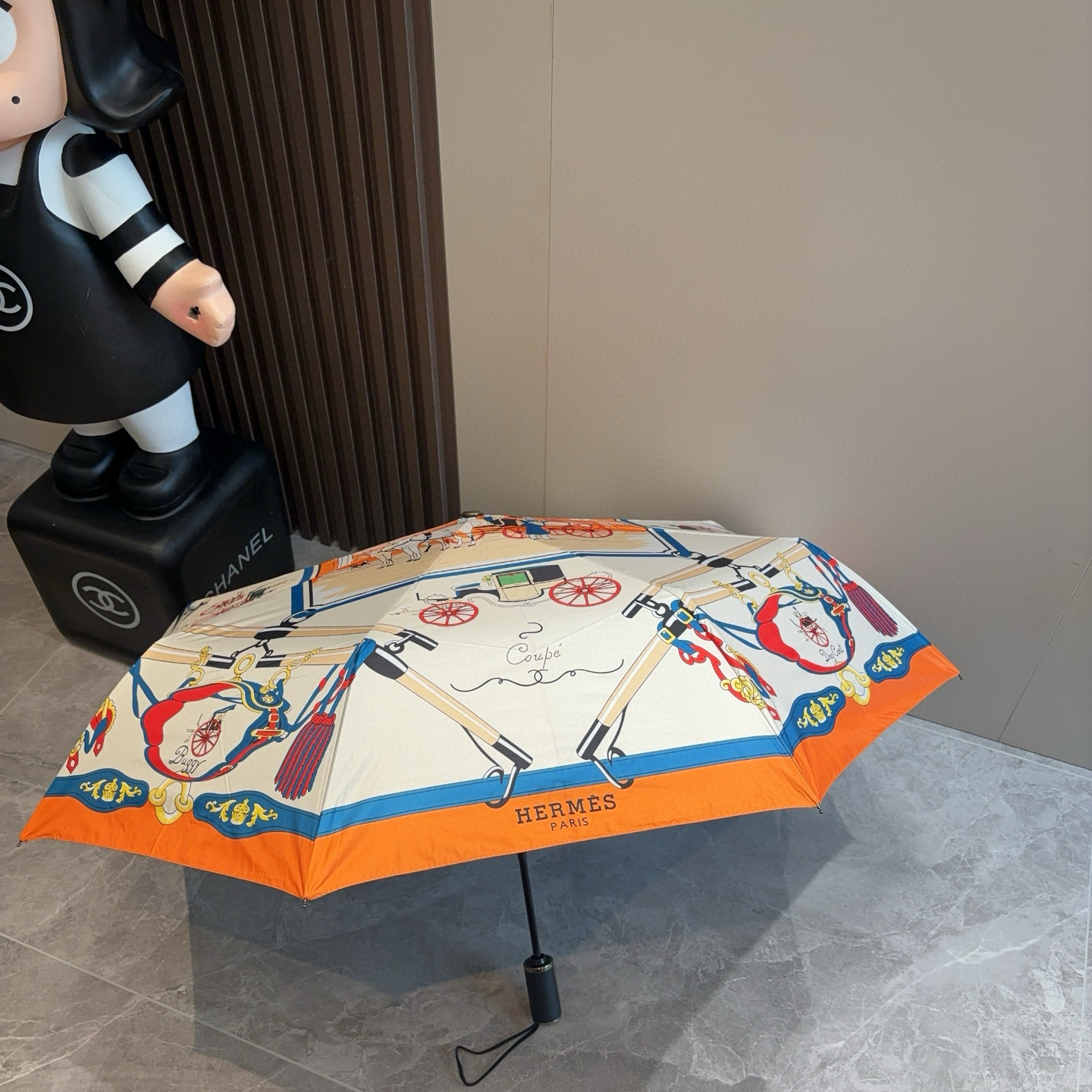 爱马仕（Hermès）   新款 极品H家三折自动伞重磅呈现 以其精湛的工艺技术和源源不断的想像力 新涂