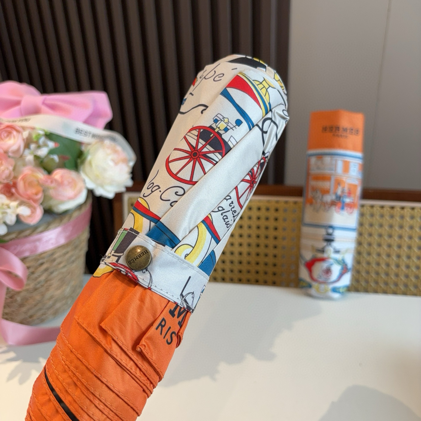 爱马仕（Hermès）   新款 极品H家三折自动伞重磅呈现 以其精湛的工艺技术和源源不断的想像力 新涂
