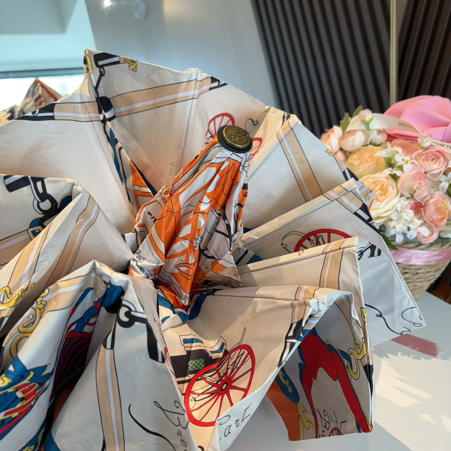 爱马仕（Hermès）   新款 极品H家三折自动伞重磅呈现 以其精湛的工艺技术和源源不断的想像力 新涂