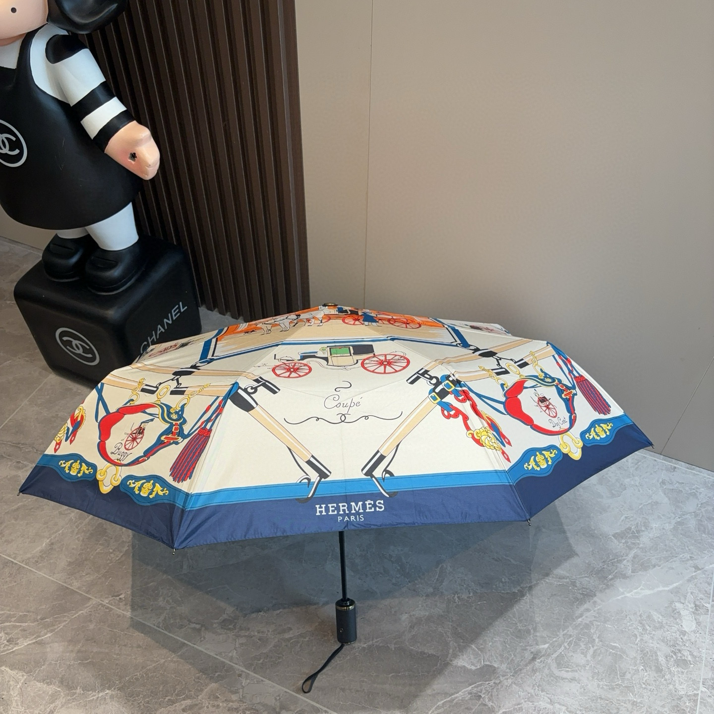 爱马仕（Hermès）   新款 极品H家三折自动伞重磅呈现 以其精湛的工艺技术和源源不断的想像力 新涂