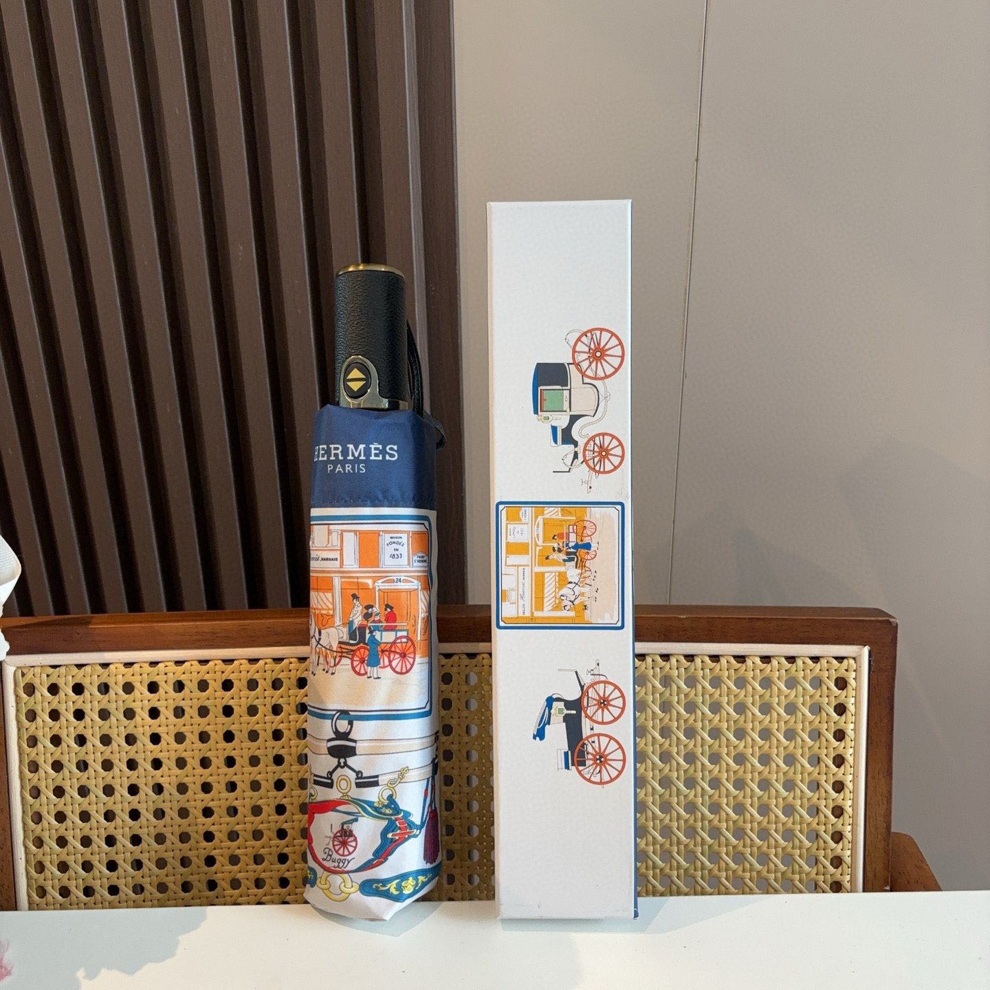 爱马仕（Hermès）   新款 极品H家三折自动伞重磅呈现 以其精湛的工艺技术和源源不断的想像力 新涂