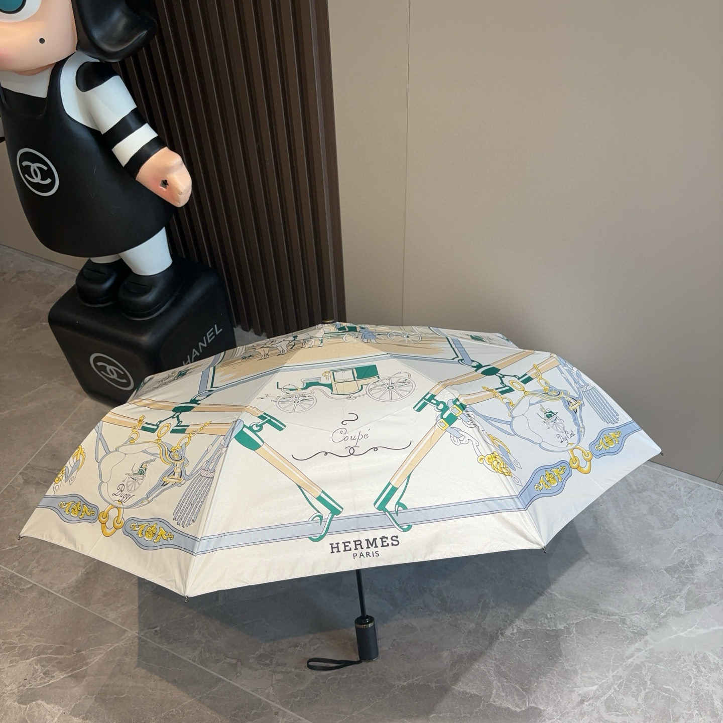 爱马仕（Hermès）   新款 极品H家三折自动伞重磅呈现 以其精湛的工艺技术和源源不断的想像力 新涂