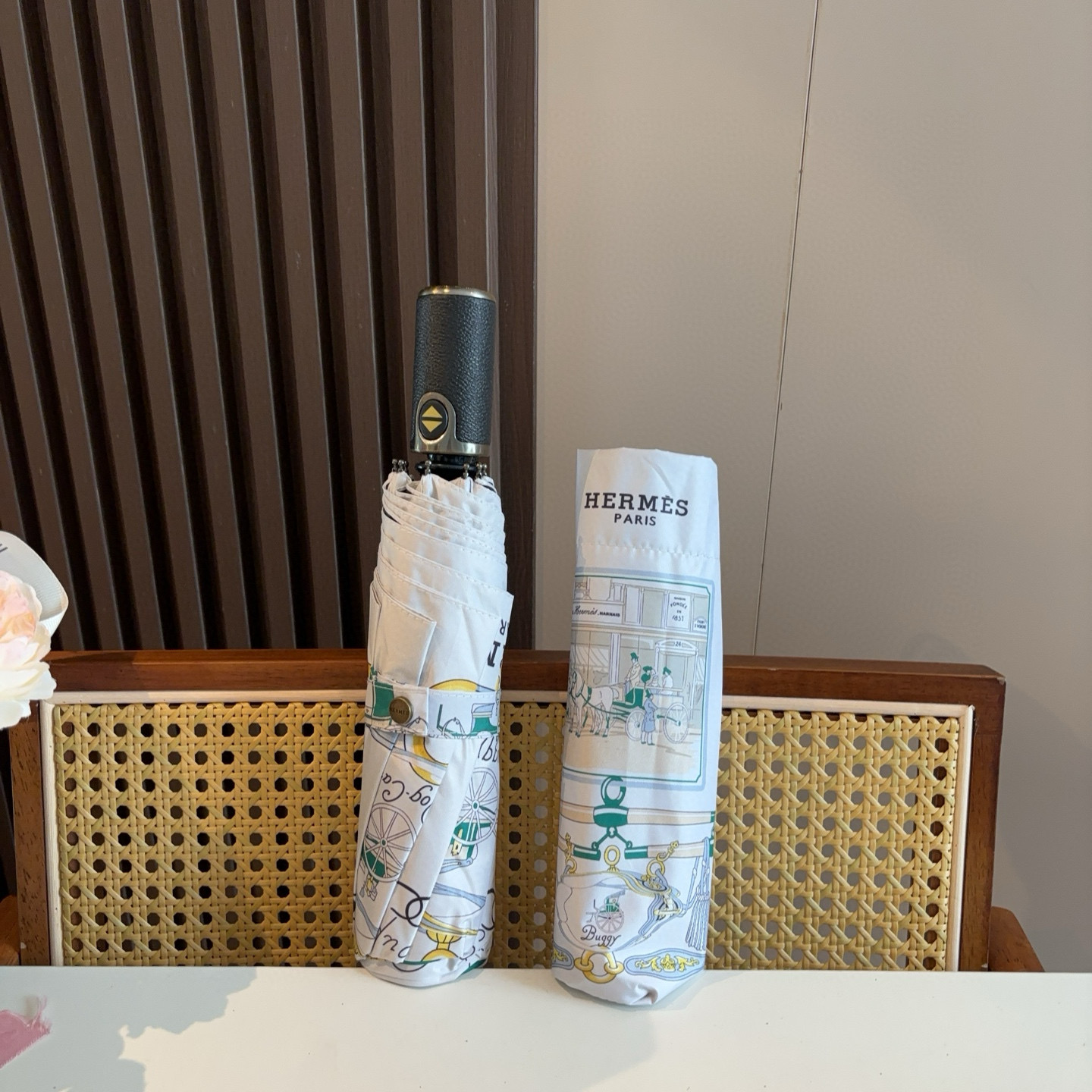 爱马仕（Hermès）   新款 极品H家三折自动伞重磅呈现 以其精湛的工艺技术和源源不断的想像力 新涂