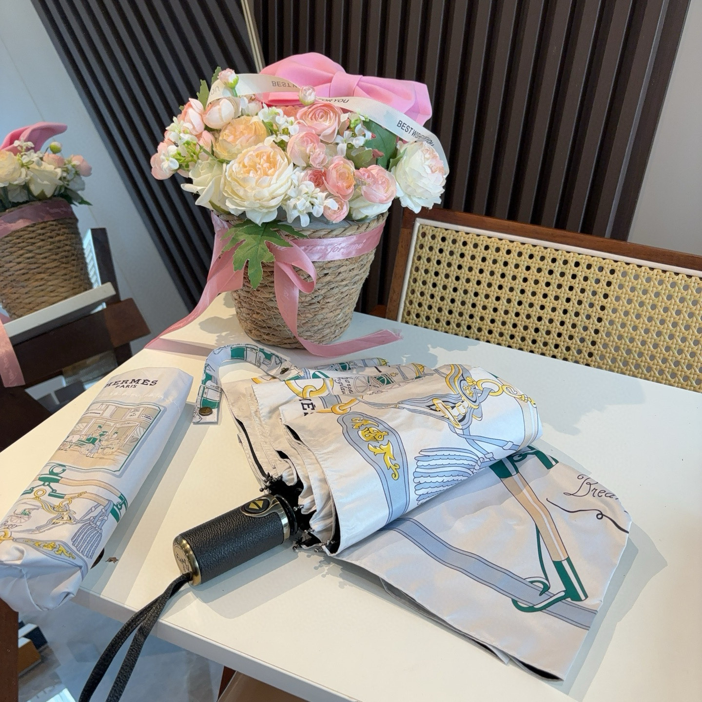 爱马仕（Hermès）   新款 极品H家三折自动伞重磅呈现 以其精湛的工艺技术和源源不断的想像力 新涂
