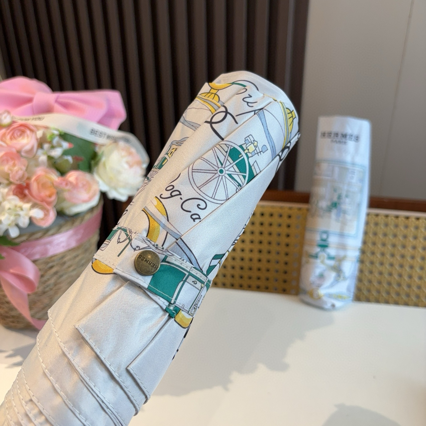 爱马仕（Hermès）   新款 极品H家三折自动伞重磅呈现 以其精湛的工艺技术和源源不断的想像力 新涂
