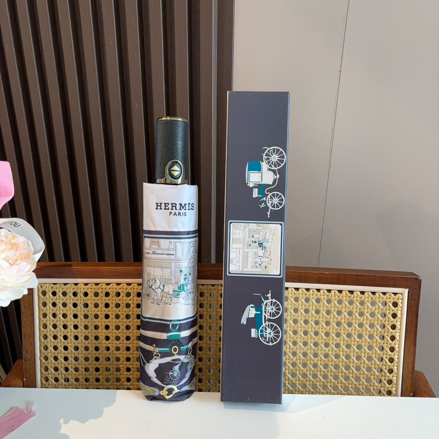 爱马仕（Hermès）   新款 极品H家三折自动伞重磅呈现 以其精湛的工艺技术和源源不断的想像力 新涂