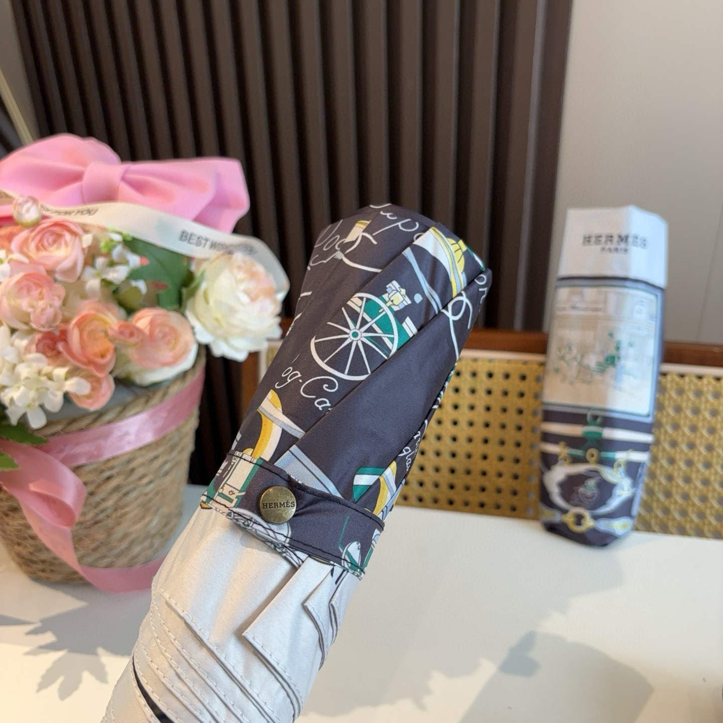 爱马仕（Hermès）   新款 极品H家三折自动伞重磅呈现 以其精湛的工艺技术和源源不断的想像力 新涂