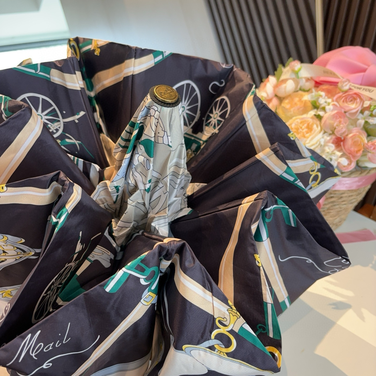 爱马仕（Hermès）   新款 极品H家三折自动伞重磅呈现 以其精湛的工艺技术和源源不断的想像力 新涂
