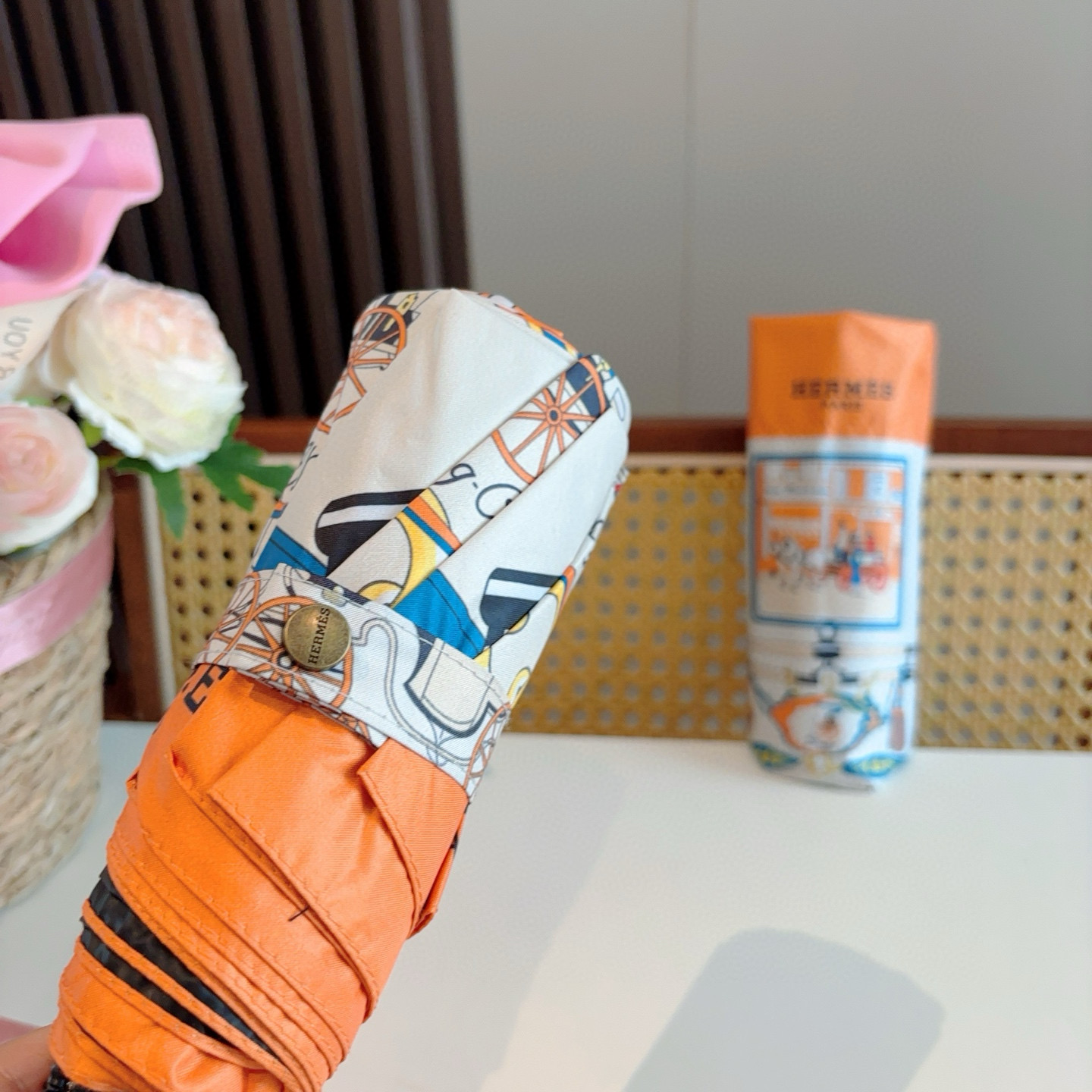 HERMÈS (爱马仕)新款 五折伞 热卖款 时尚指数爆表 不论晴天雨天使用都相得益彰 拥有它感受风从身