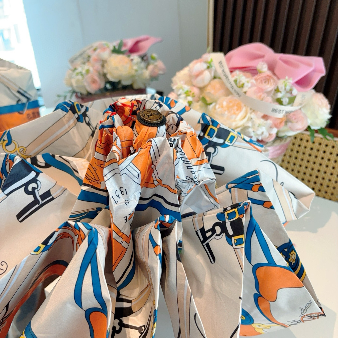 HERMÈS (爱马仕)新款 五折伞 热卖款 时尚指数爆表 不论晴天雨天使用都相得益彰 拥有它感受风从身