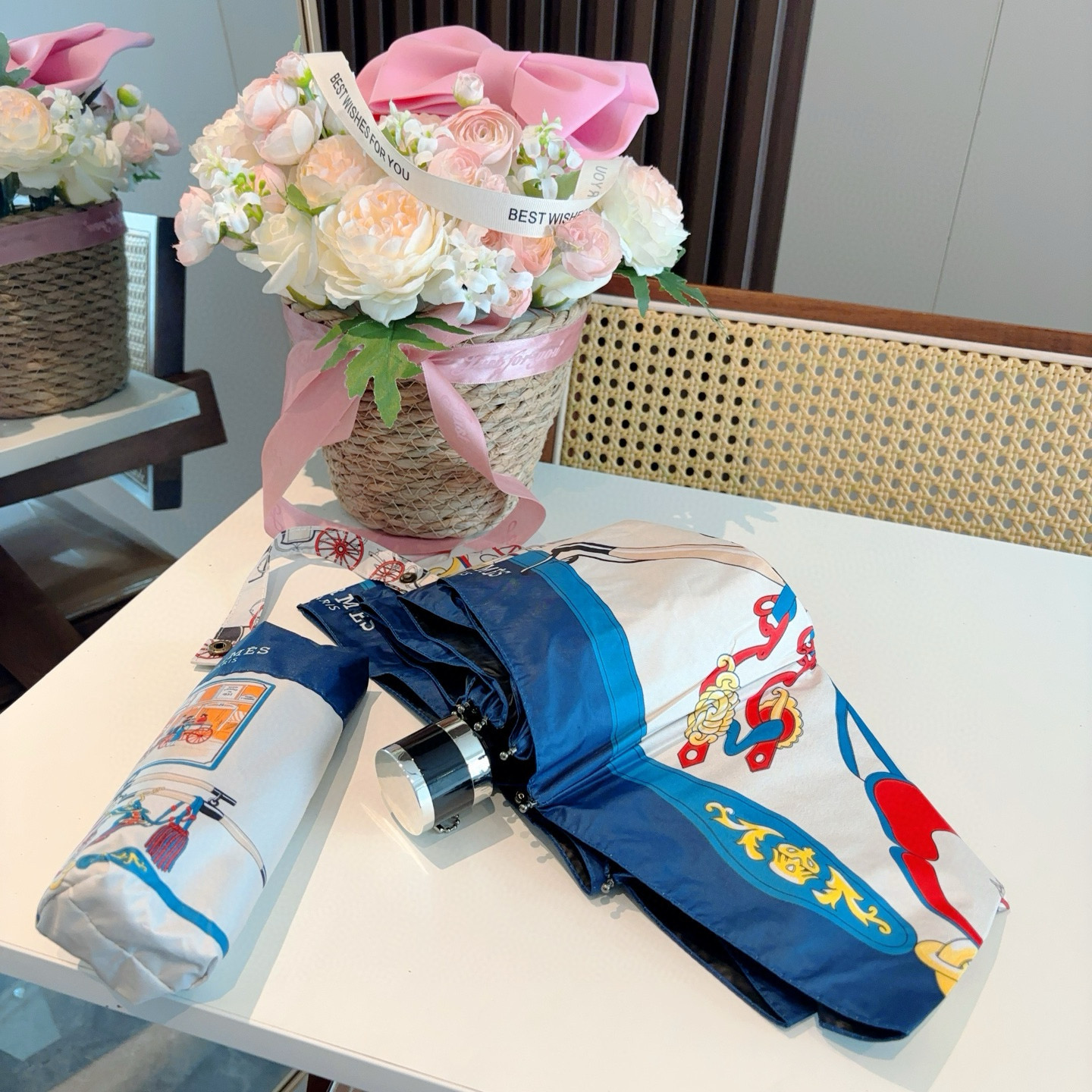 HERMÈS (爱马仕)新款 五折伞 热卖款 时尚指数爆表 不论晴天雨天使用都相得益彰 拥有它感受风从身