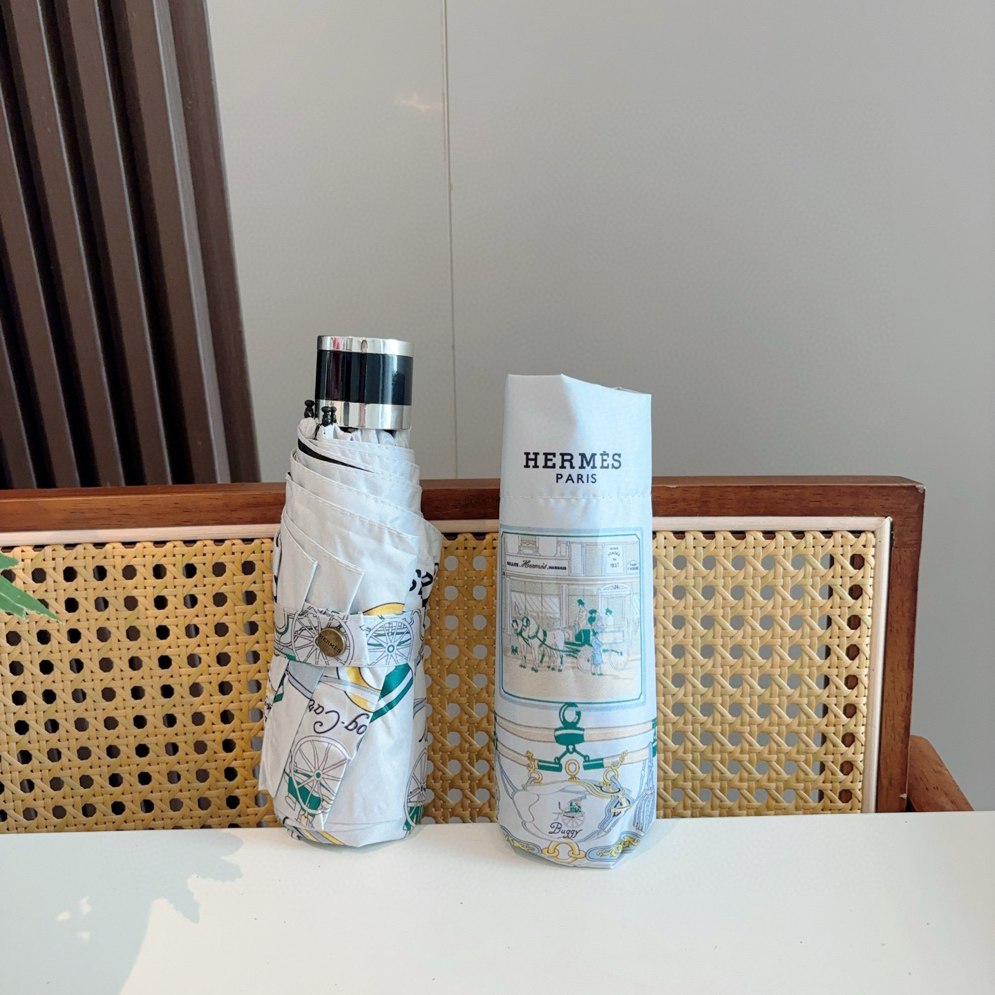 HERMÈS (爱马仕)新款 五折伞 热卖款 时尚指数爆表 不论晴天雨天使用都相得益彰 拥有它感受风从身