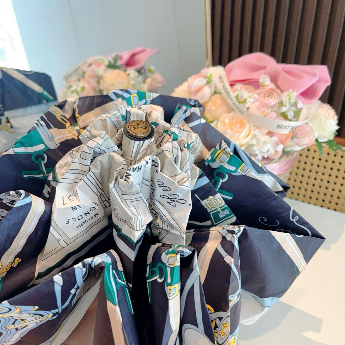 HERMÈS (爱马仕)新款 五折伞 热卖款 时尚指数爆表 不论晴天雨天使用都相得益彰 拥有它感受风从身