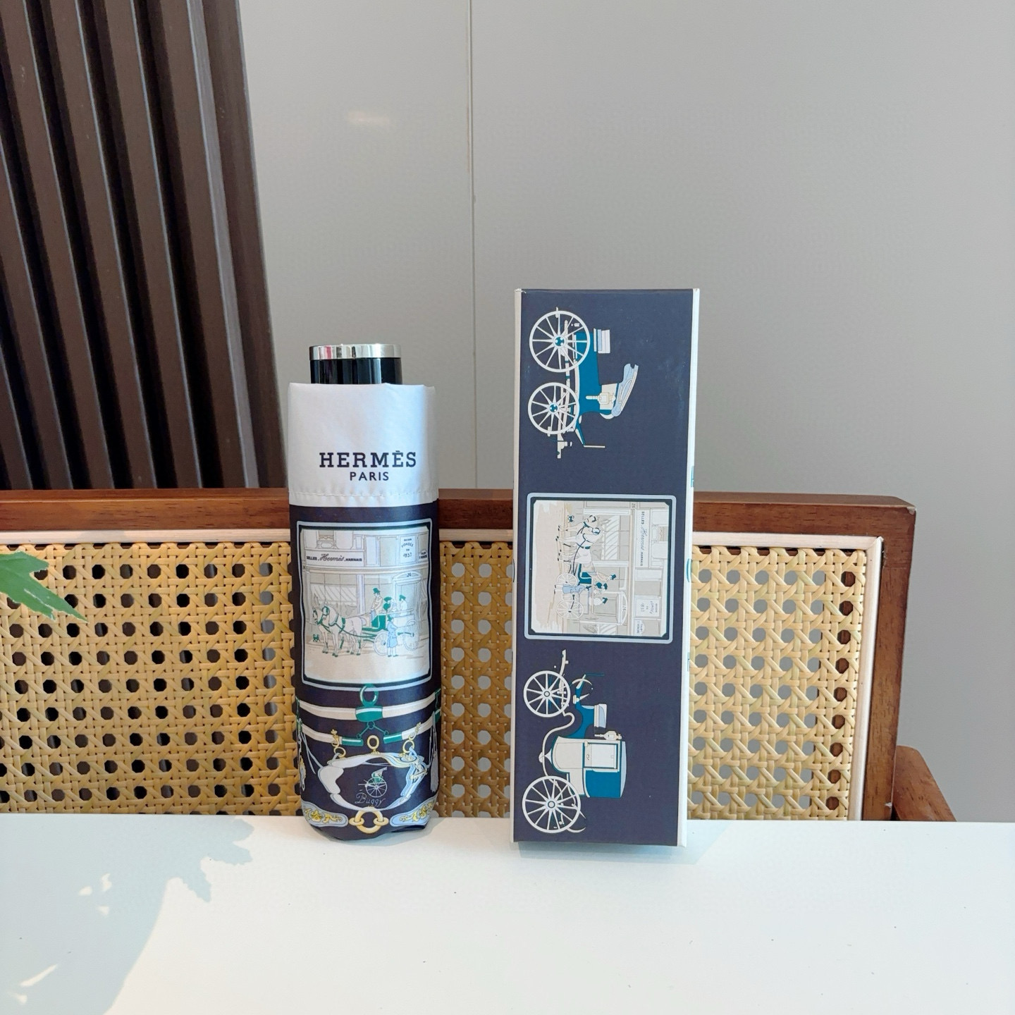 HERMÈS (爱马仕)新款 五折伞 热卖款 时尚指数爆表 不论晴天雨天使用都相得益彰 拥有它感受风从身