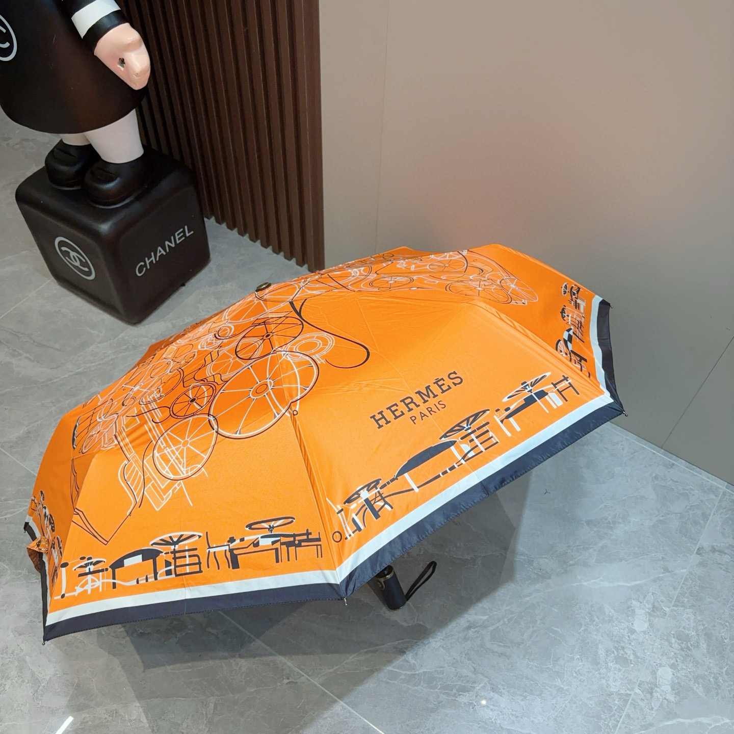 爱马仕（Hermès）   新款 极品H家三折自动伞重磅呈现 以其精湛的工艺技术和源源不断的想像力 新涂