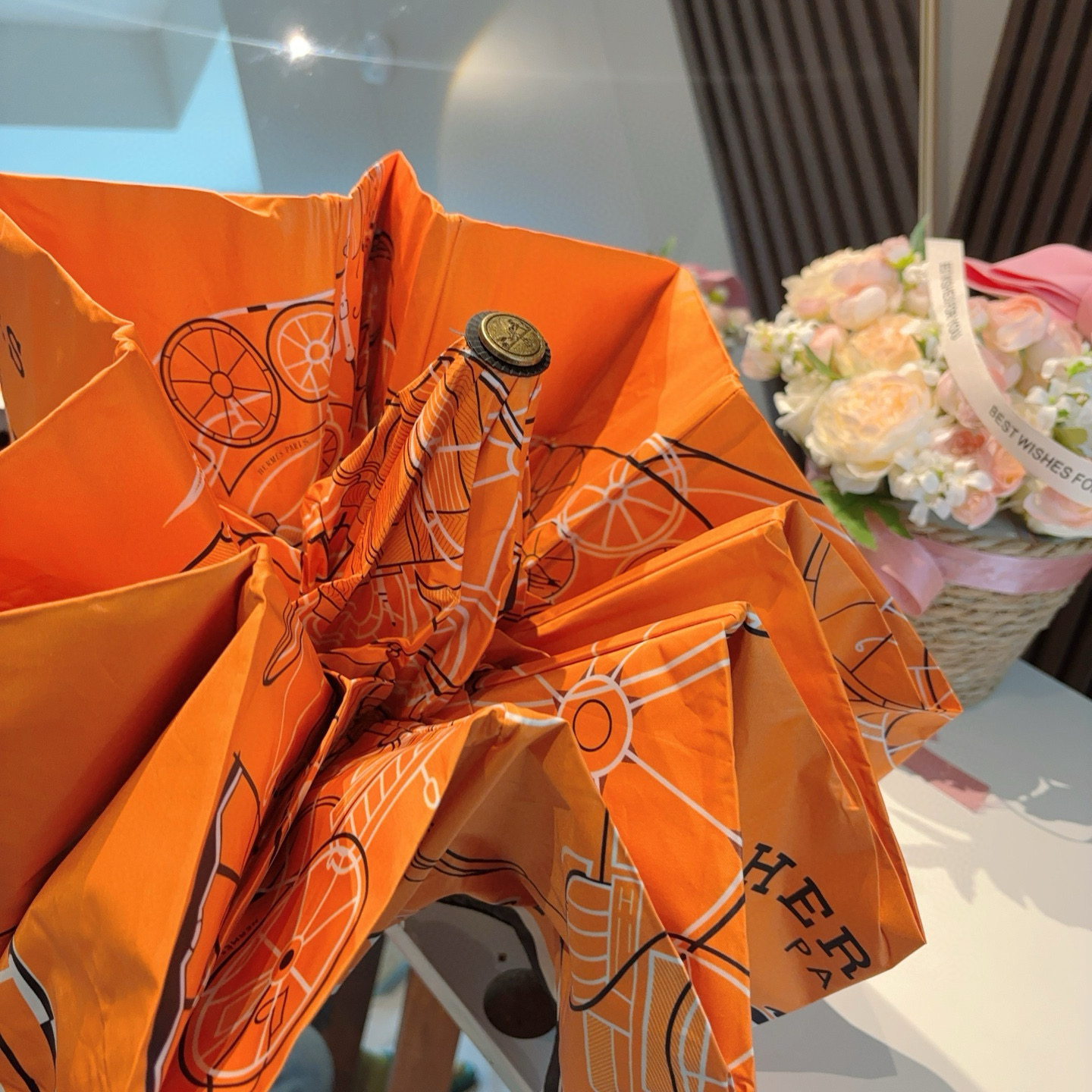 爱马仕（Hermès）   新款 极品H家三折自动伞重磅呈现 以其精湛的工艺技术和源源不断的想像力 新涂