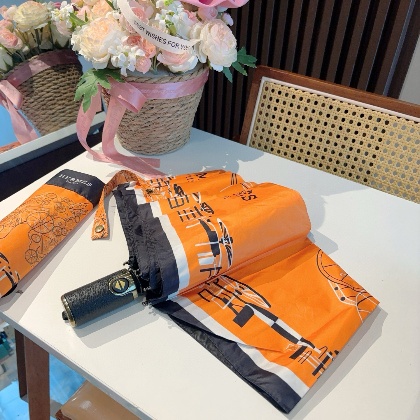 爱马仕（Hermès）   新款 极品H家三折自动伞重磅呈现 以其精湛的工艺技术和源源不断的想像力 新涂
