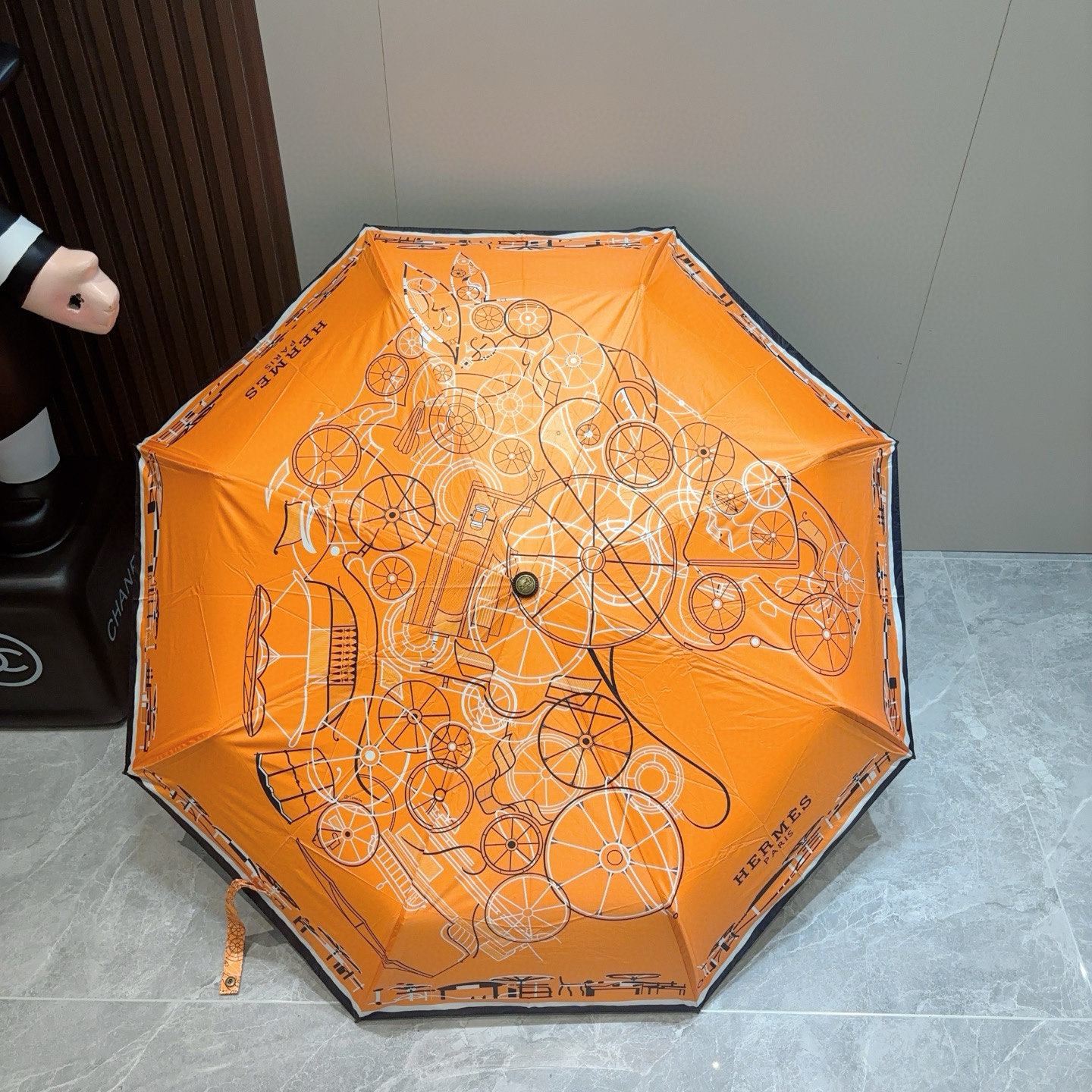 爱马仕（Hermès）   新款 极品H家三折自动伞重磅呈现 以其精湛的工艺技术和源源不断的想像力 新涂