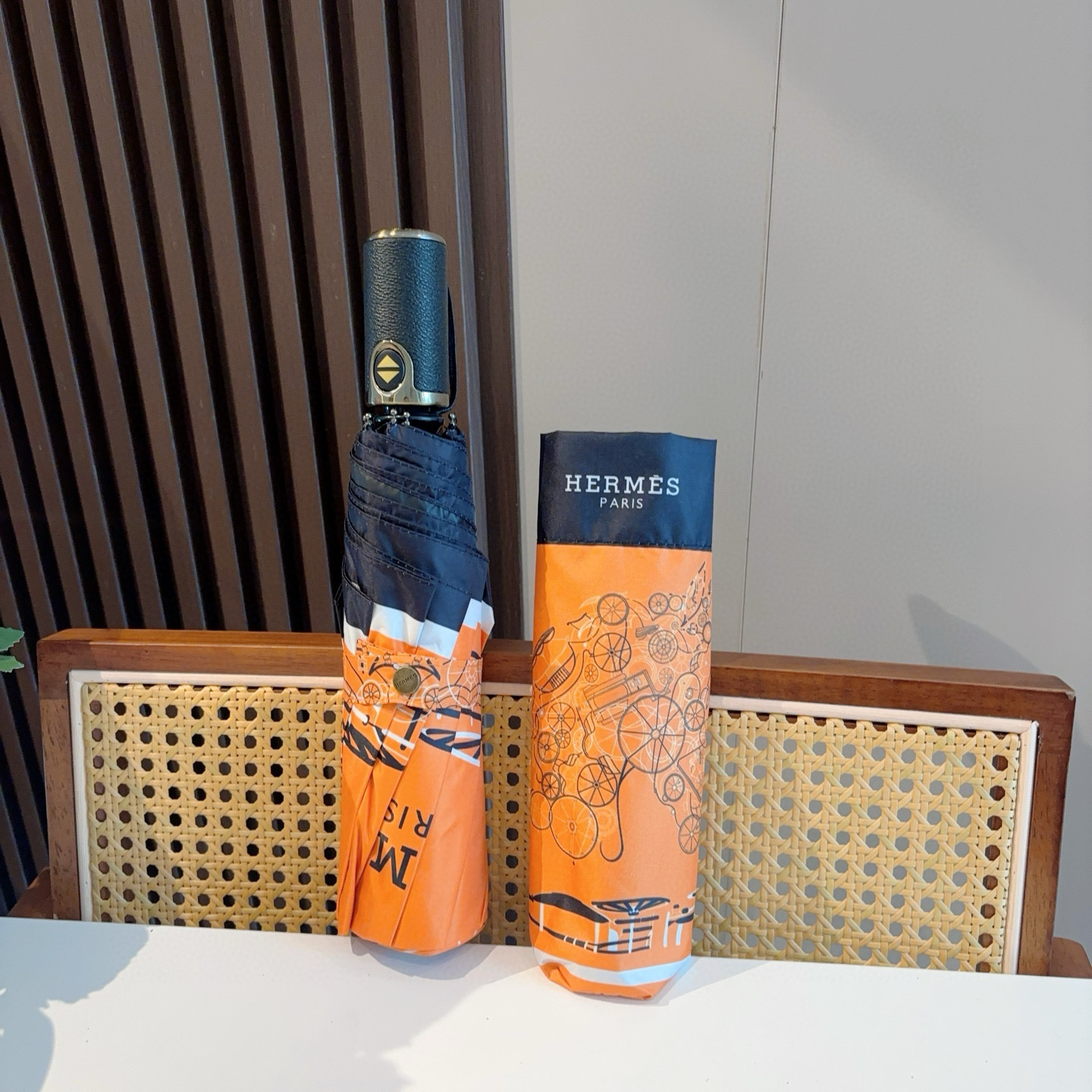 爱马仕（Hermès）   新款 极品H家三折自动伞重磅呈现 以其精湛的工艺技术和源源不断的想像力 新涂