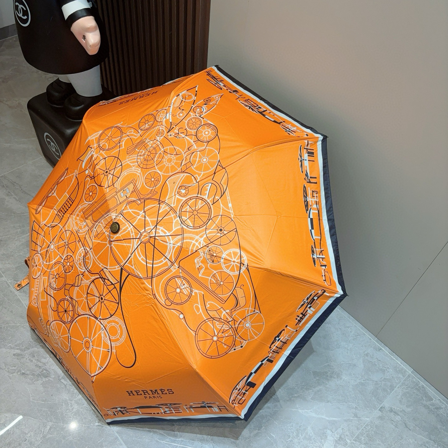 爱马仕（Hermès）   新款 极品H家三折自动伞重磅呈现 以其精湛的工艺技术和源源不断的想像力 新涂