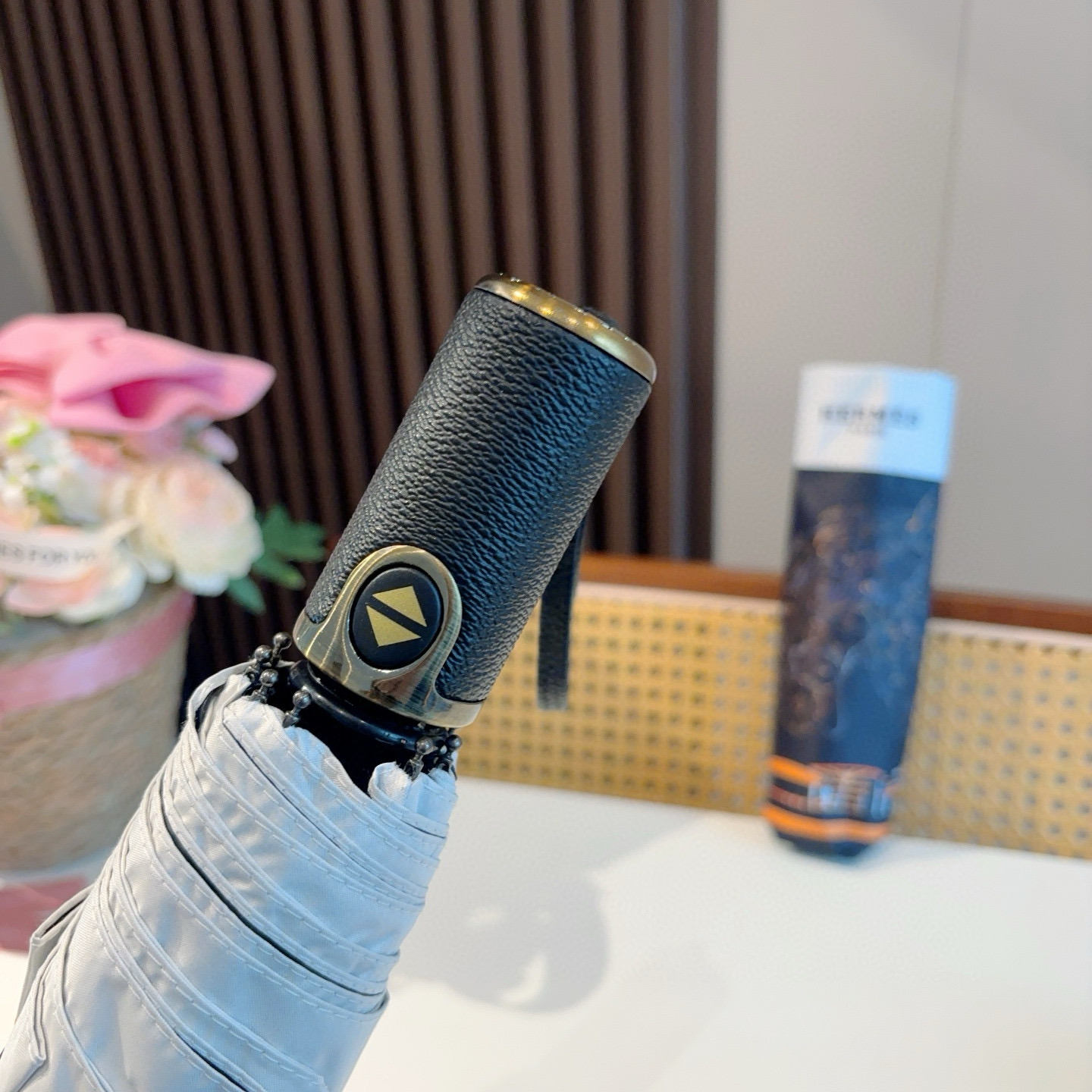 爱马仕（Hermès）   新款 极品H家三折自动伞重磅呈现 以其精湛的工艺技术和源源不断的想像力 新涂