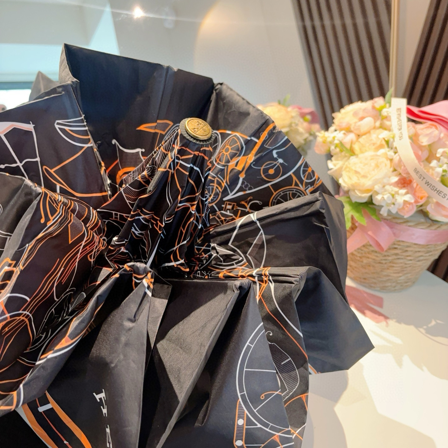 爱马仕（Hermès）   新款 极品H家三折自动伞重磅呈现 以其精湛的工艺技术和源源不断的想像力 新涂