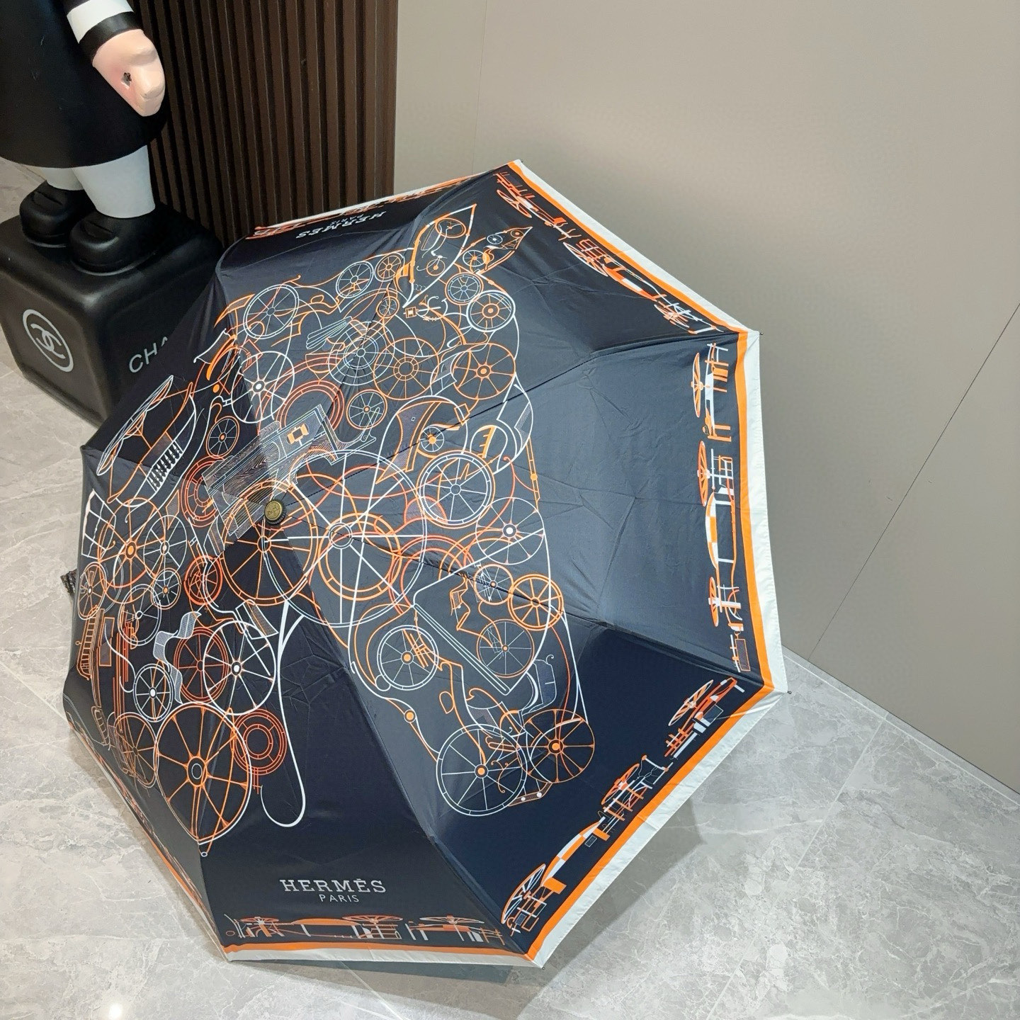 爱马仕（Hermès）   新款 极品H家三折自动伞重磅呈现 以其精湛的工艺技术和源源不断的想像力 新涂