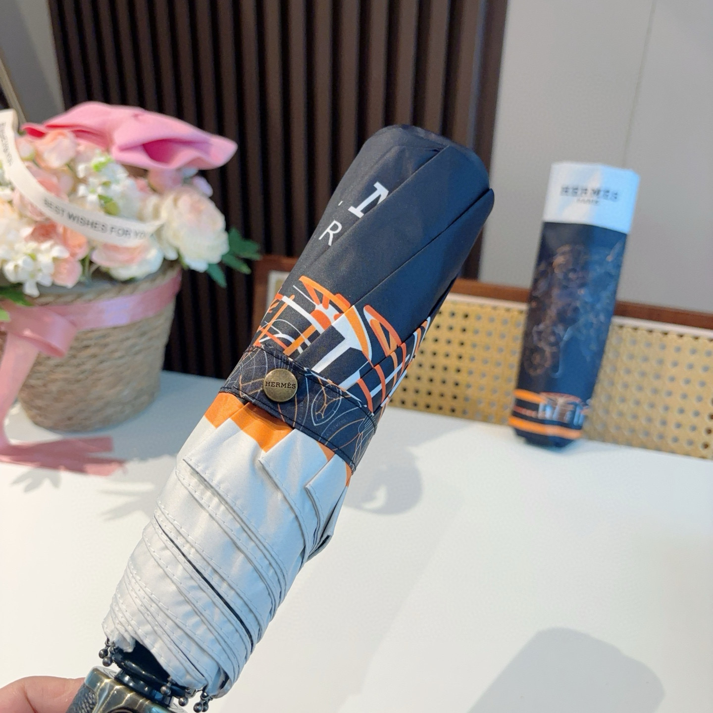 爱马仕（Hermès）   新款 极品H家三折自动伞重磅呈现 以其精湛的工艺技术和源源不断的想像力 新涂