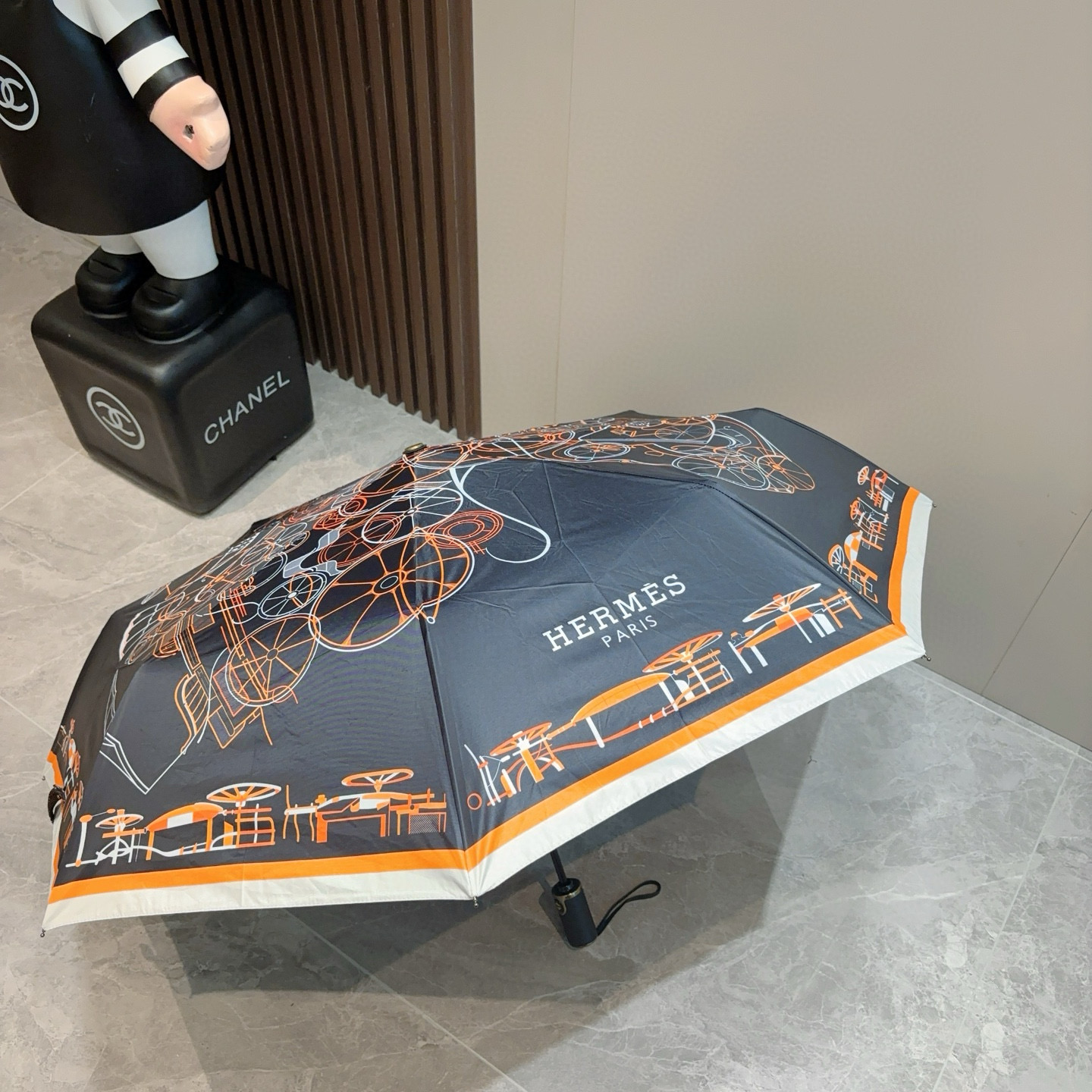 爱马仕（Hermès）   新款 极品H家三折自动伞重磅呈现 以其精湛的工艺技术和源源不断的想像力 新涂