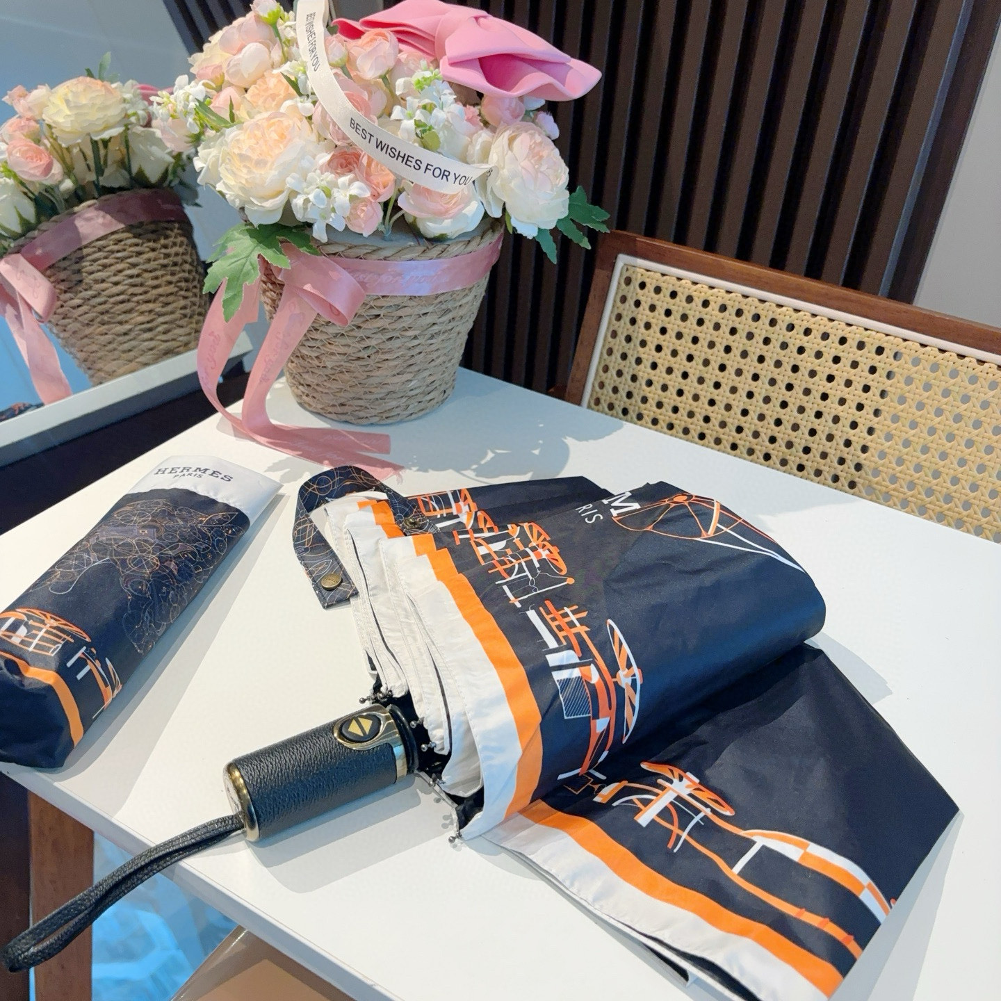 爱马仕（Hermès）   新款 极品H家三折自动伞重磅呈现 以其精湛的工艺技术和源源不断的想像力 新涂