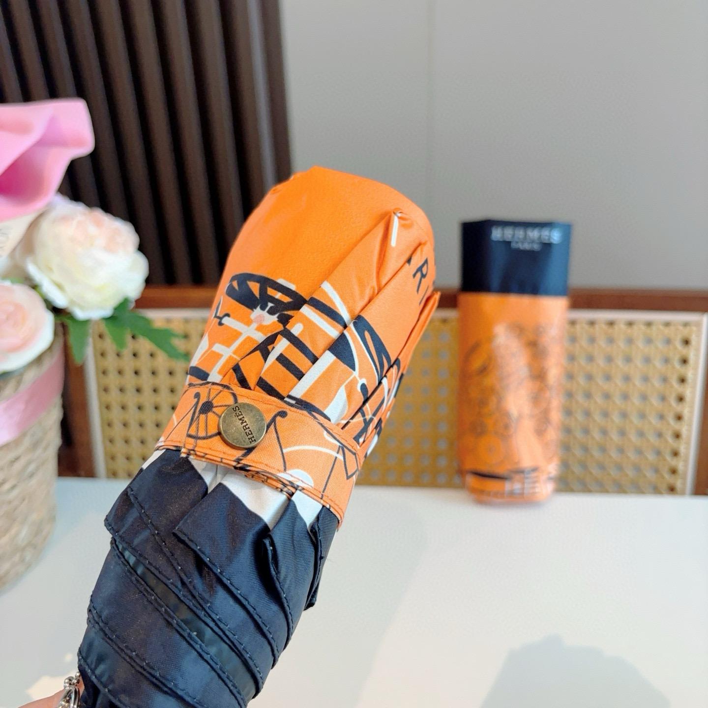 HERMÈS (爱马仕)新款 五折伞 热卖款 时尚指数爆表 不论晴天雨天使用都相得益彰 拥有它感受风从身