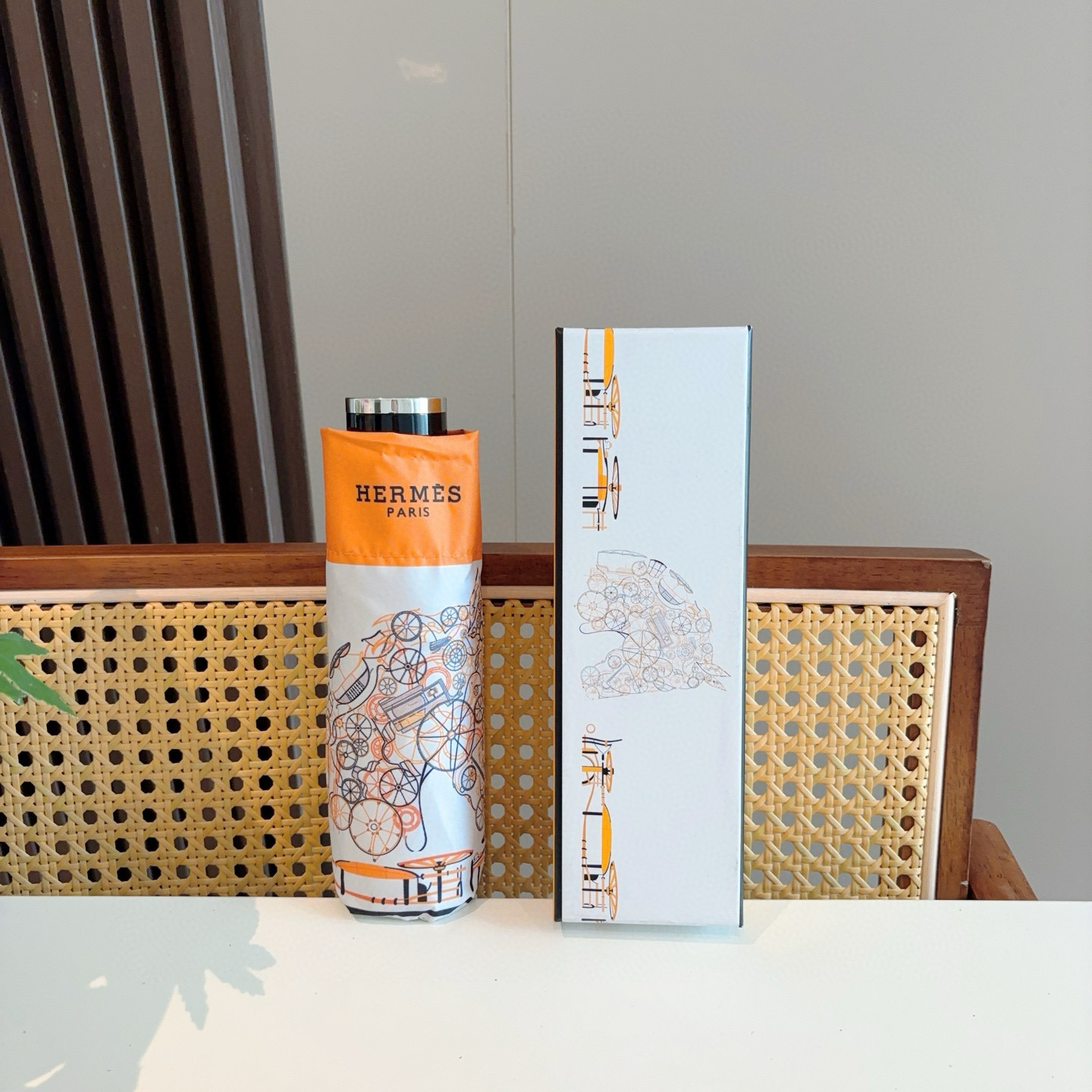 HERMÈS (爱马仕)新款 五折伞 热卖款 时尚指数爆表 不论晴天雨天使用都相得益彰 拥有它感受风从身