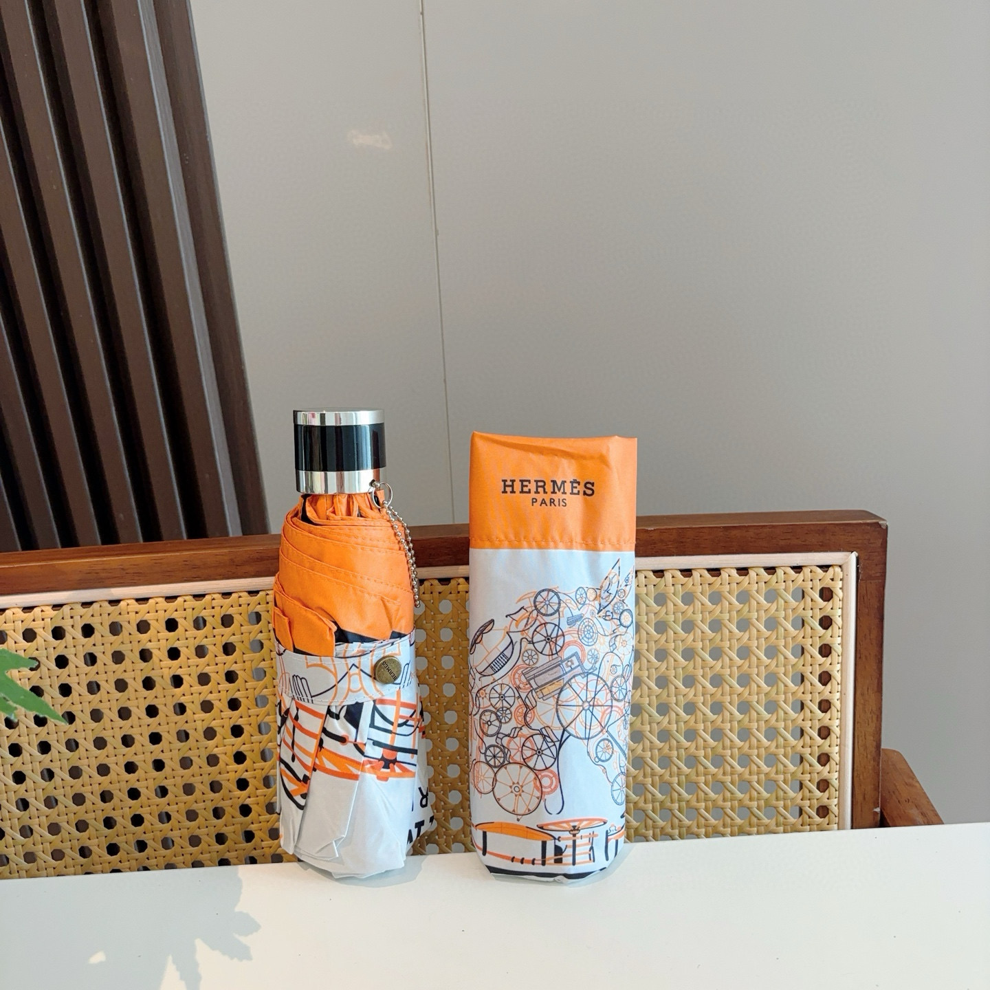 HERMÈS (爱马仕)新款 五折伞 热卖款 时尚指数爆表 不论晴天雨天使用都相得益彰 拥有它感受风从身