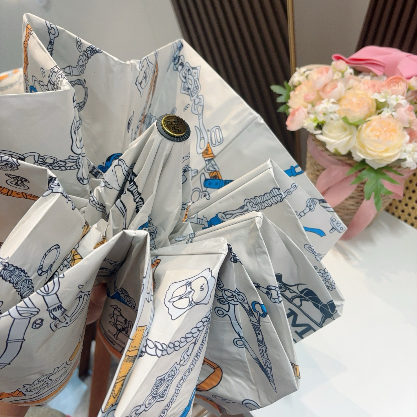爱马仕（Hermès）   新款 极品H家三折自动伞重磅呈现 以其精湛的工艺技术和源源不断的想像力 新涂